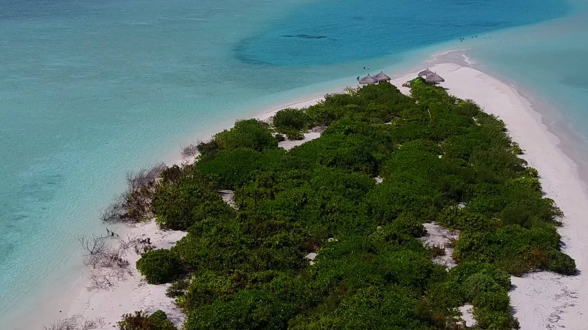 白沙背景蓝海完美度假海滩时间无人机空中性质视频的预览图