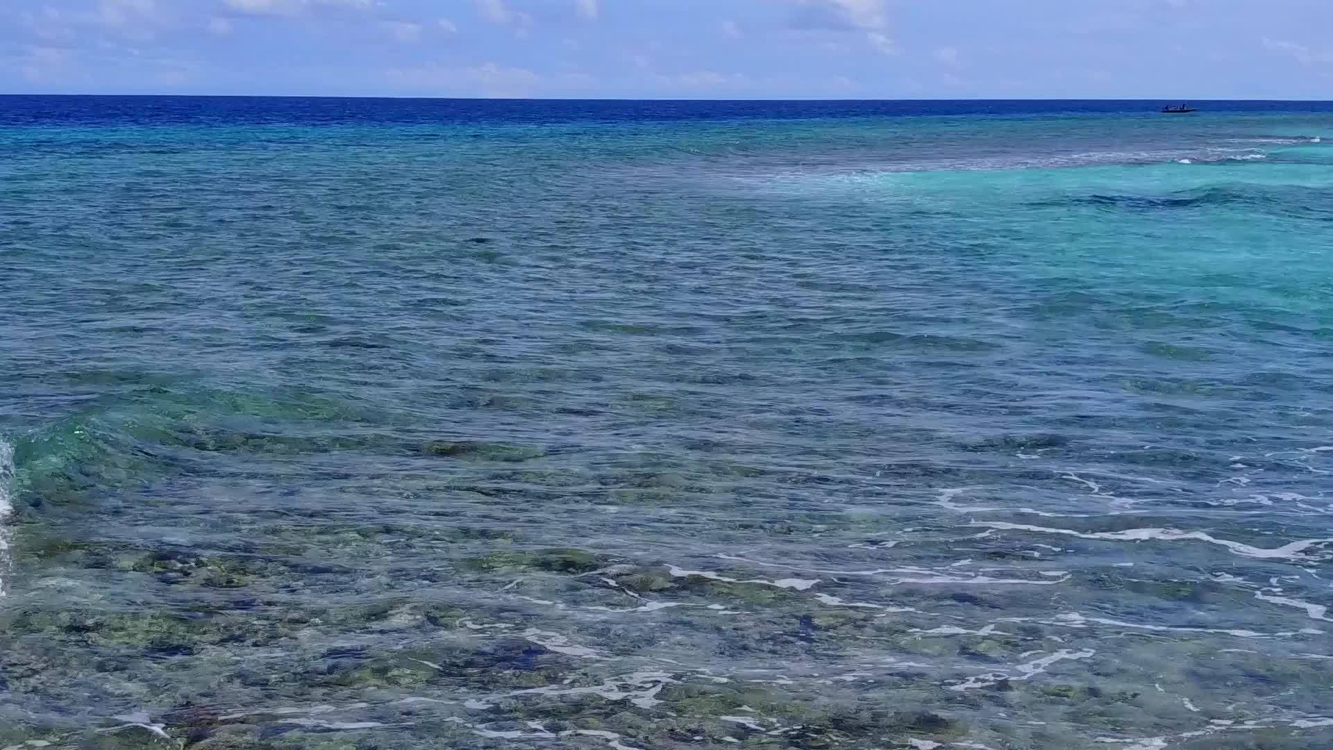 以具有清洁沙土背景的透明海洋为例视频的预览图