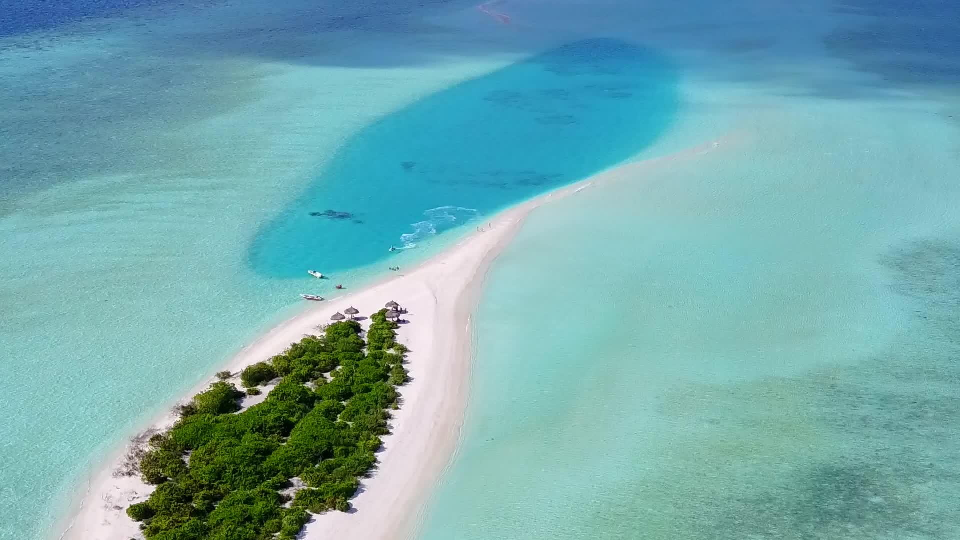 通过蓝色的海洋和干净的沙过蓝色海洋和干净的沙地背景视频的预览图