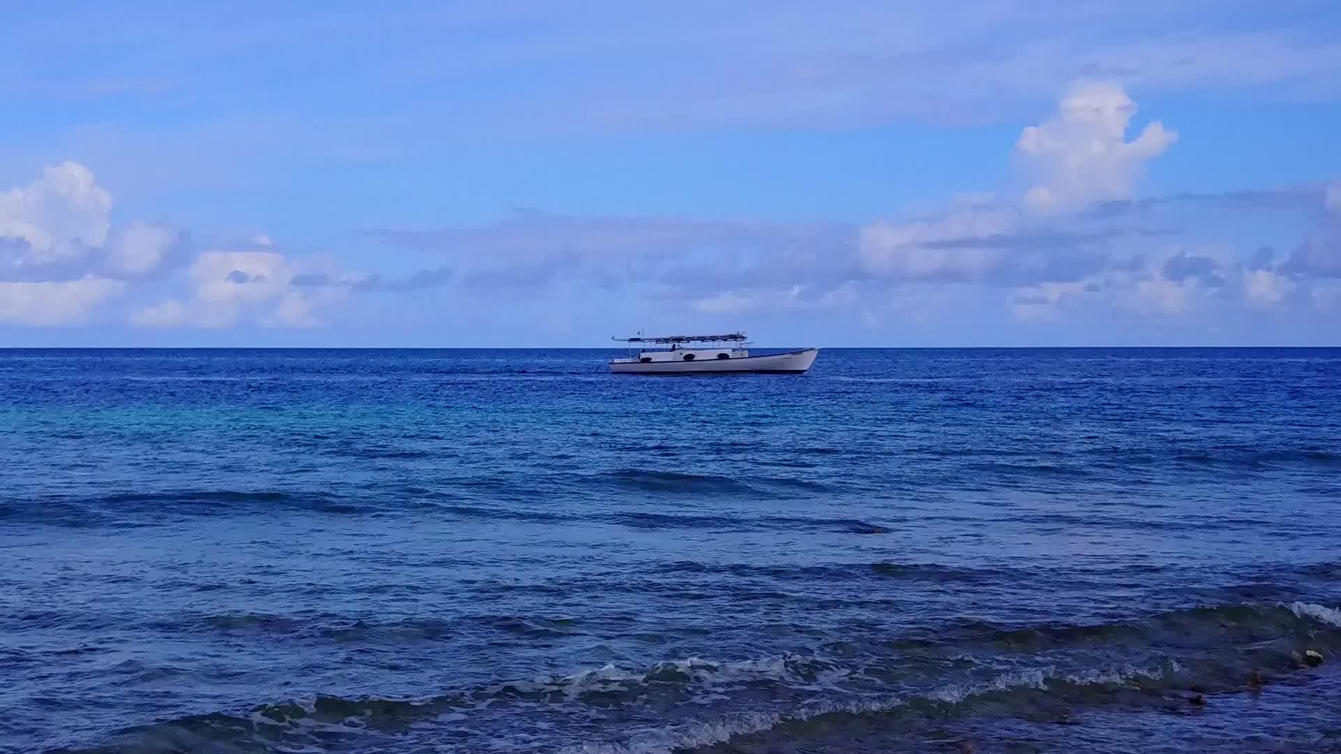 蓝色泻湖以明亮的沙滩背景完美的泻湖海滩之旅视频的预览图