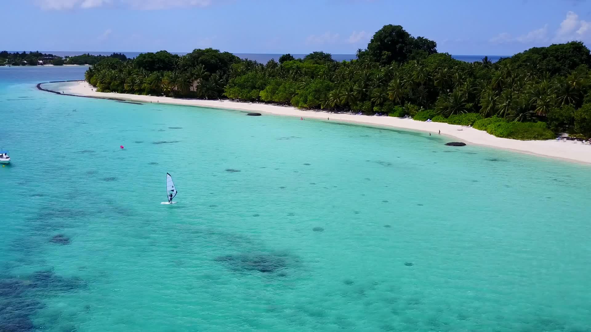 在清澈的大海和白色海滩的背景下海岛海滩冒险在空中旅行视频的预览图
