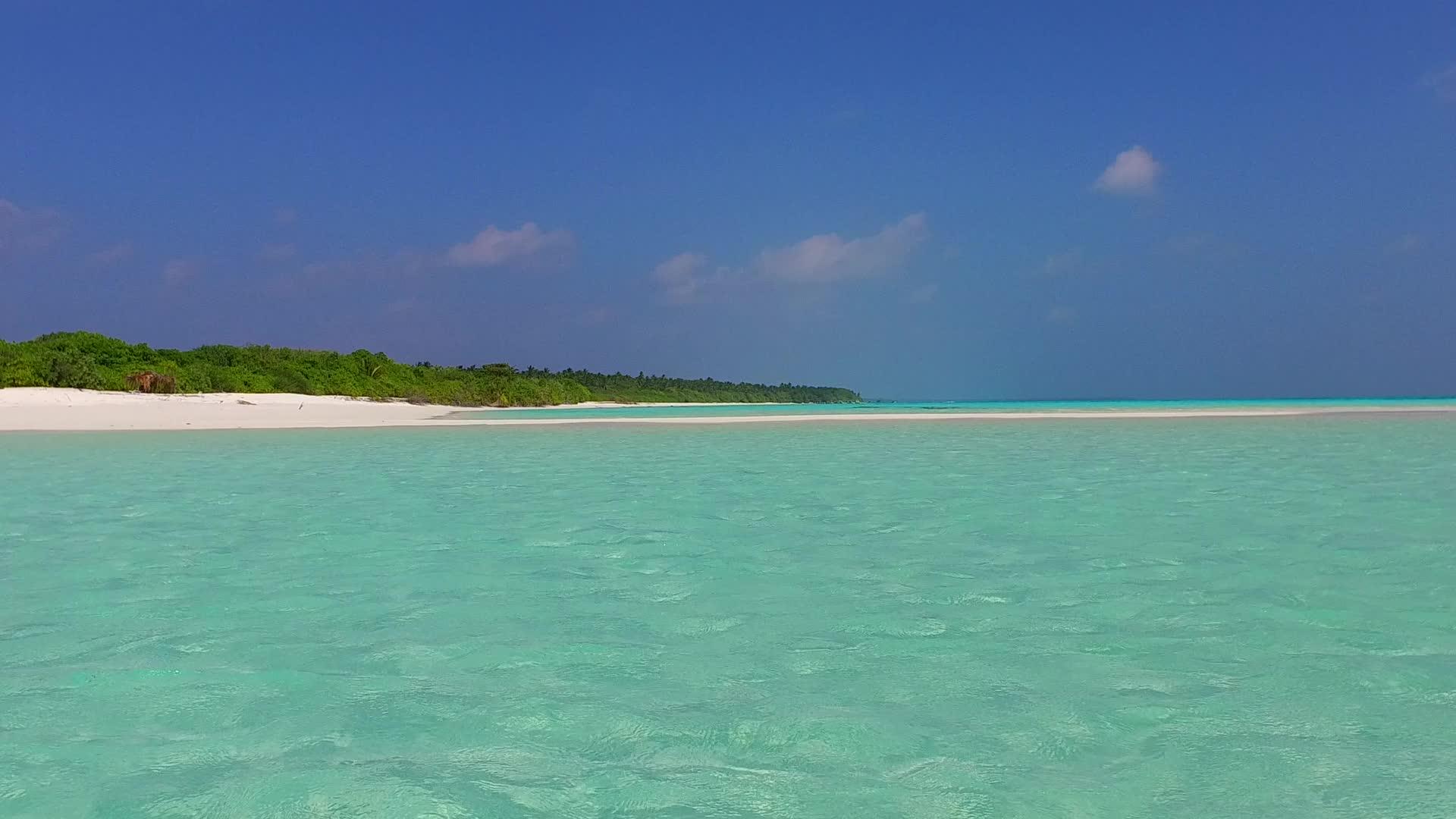 海滩时间采用蓝绿水和白沙背景的蓝绿水视频的预览图