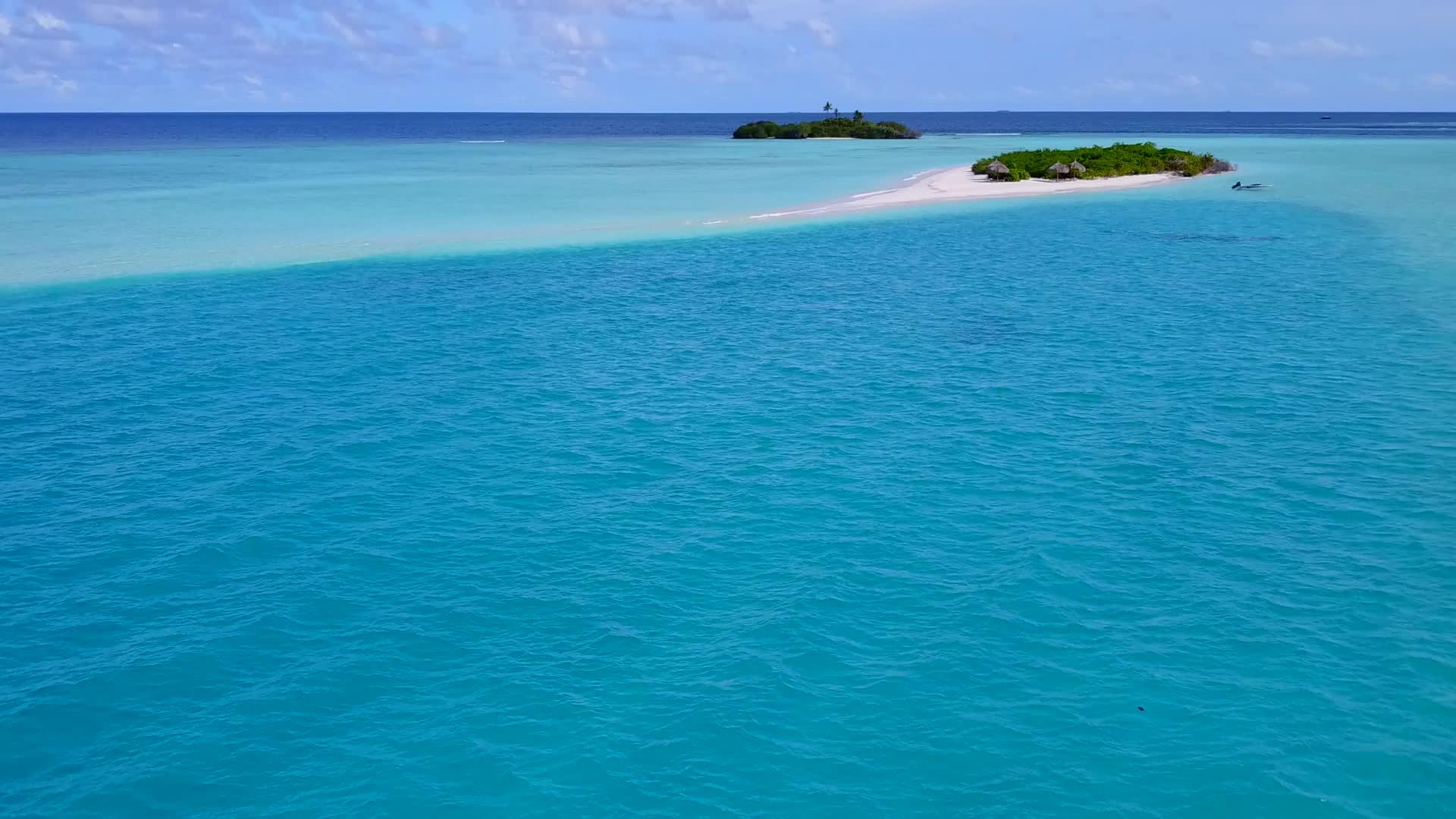 海平面蓝水蓝海和白色沙滩背景下的白色沙滩视频的预览图
