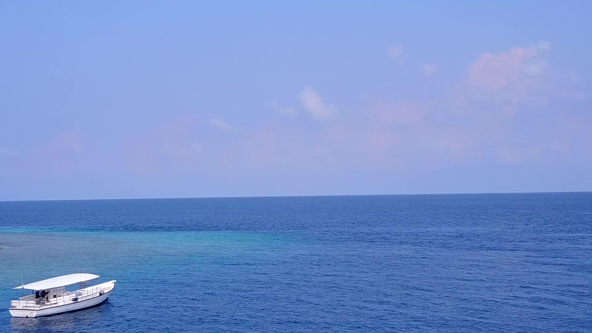 在蓝海和白沙的背景下热带海岸海滩度假的无人机景观视频的预览图