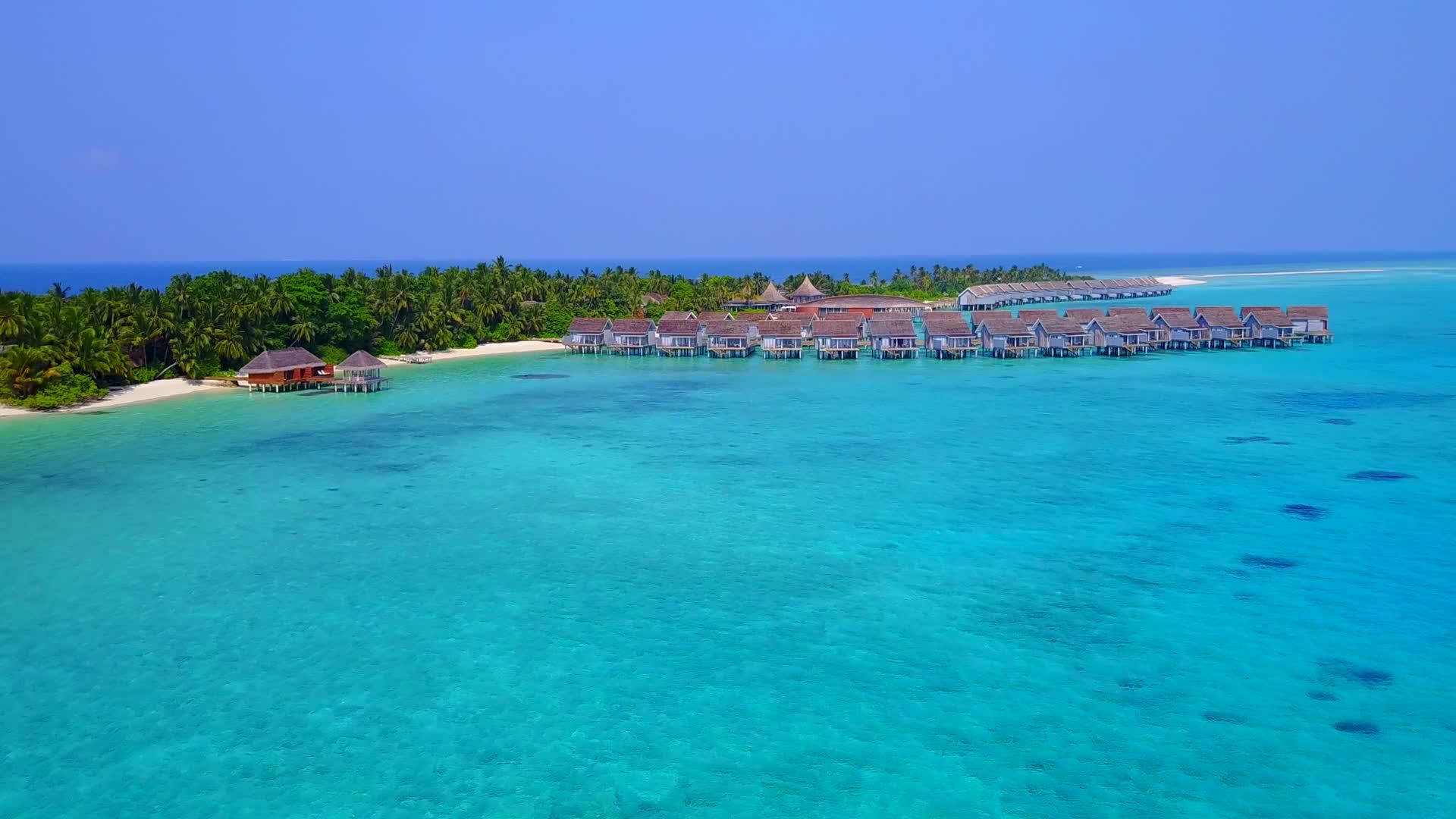 热带海岸线海滩的生活方式是用浅沙背景的蓝色环礁湖描绘的视频的预览图