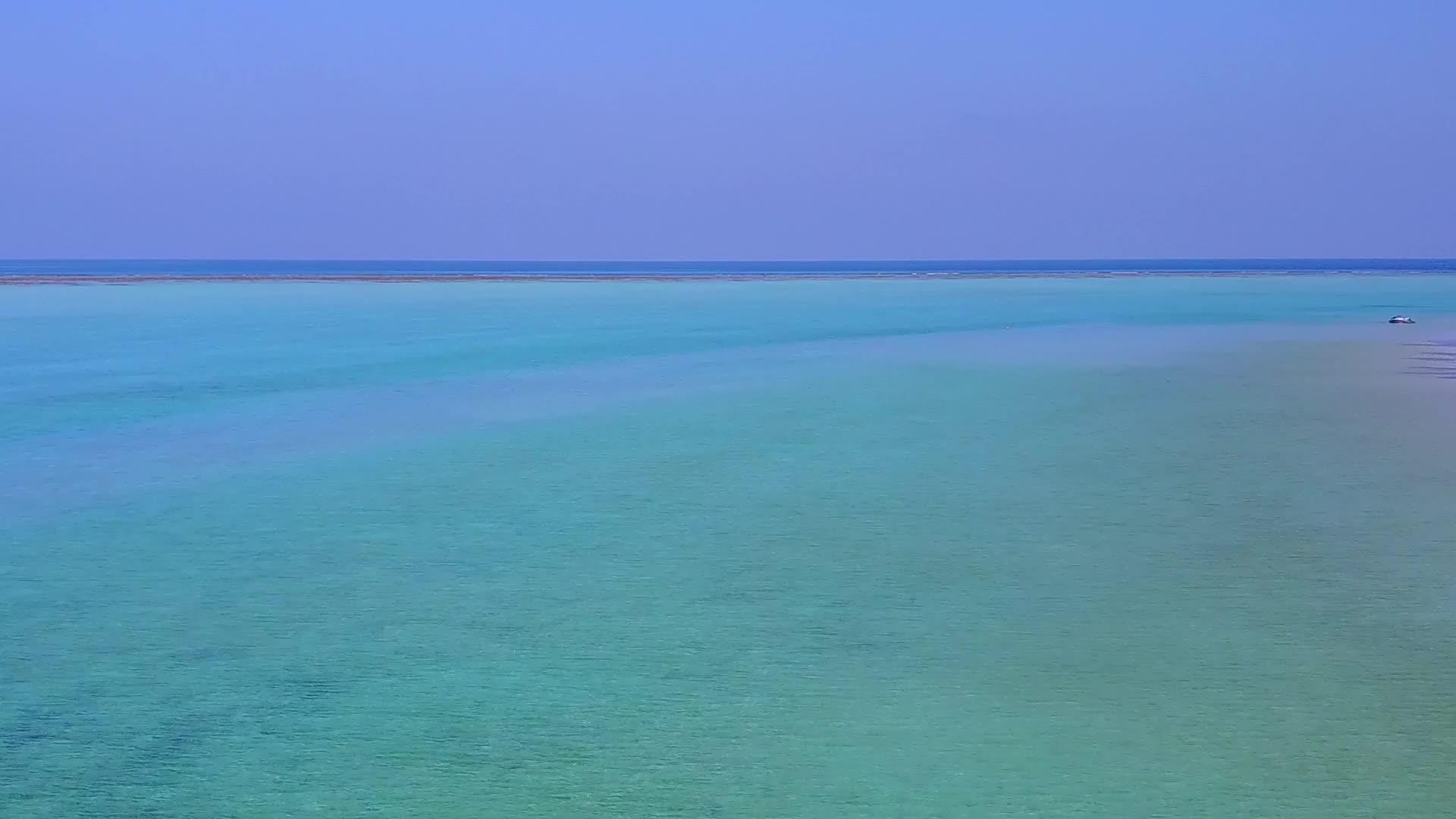 以绿松石环礁湖为生活方式的白色沙滩背景视频的预览图