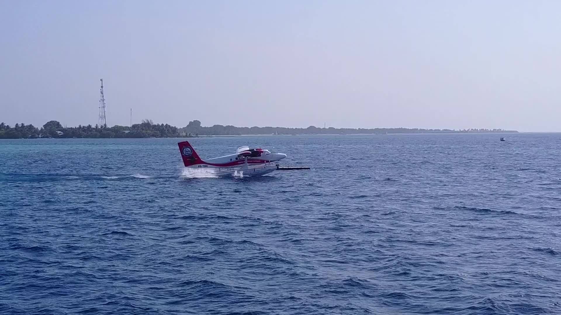 开放岛屿海滩的空中无人驾驶无人驾驶飞机旅行由白沙背景视频的预览图
