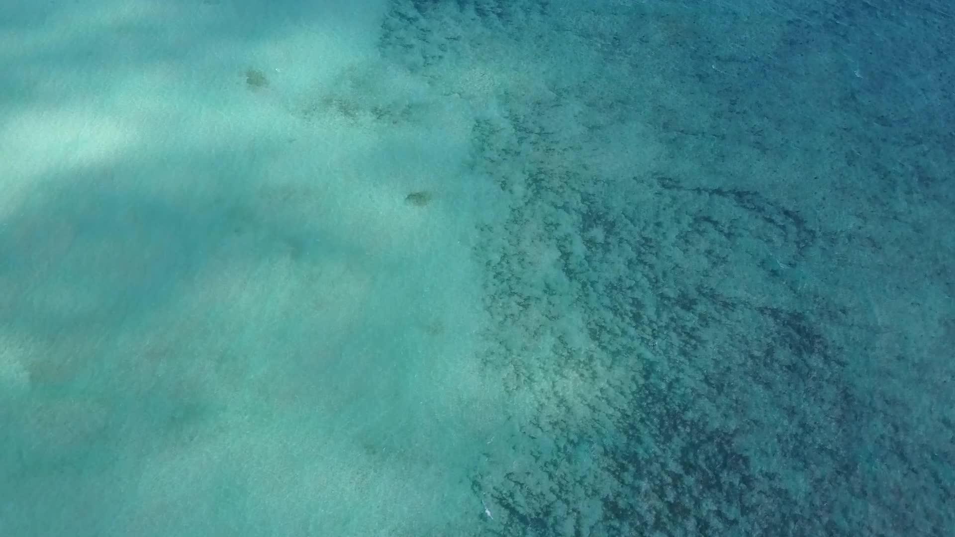 热带热带旅游海滩风景的热带空中景观经过蓝海和白沙的背景视频的预览图