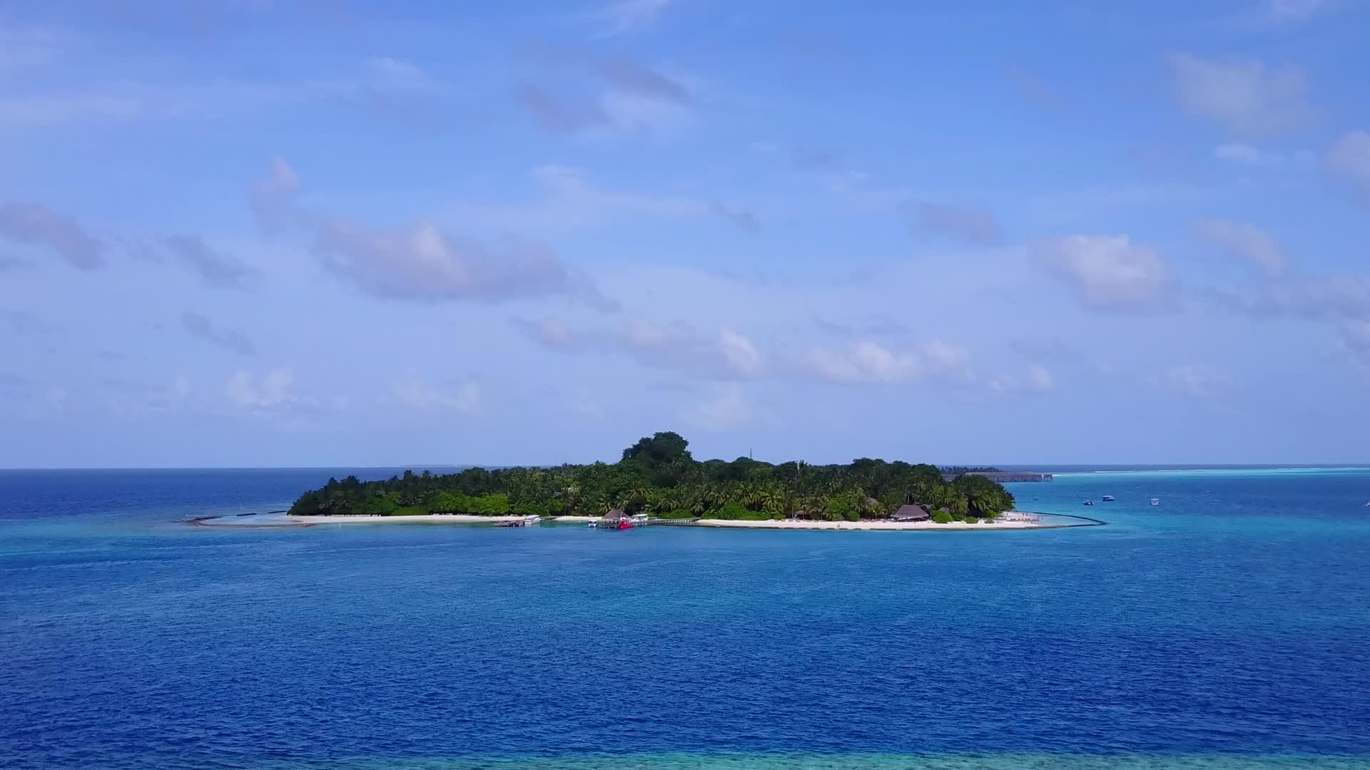 天堂湾海滩旅游蓝绿色环礁白色沙滩背景视频的预览图