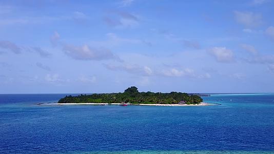 天堂湾海滩旅游蓝绿色环礁白色沙滩背景视频的预览图