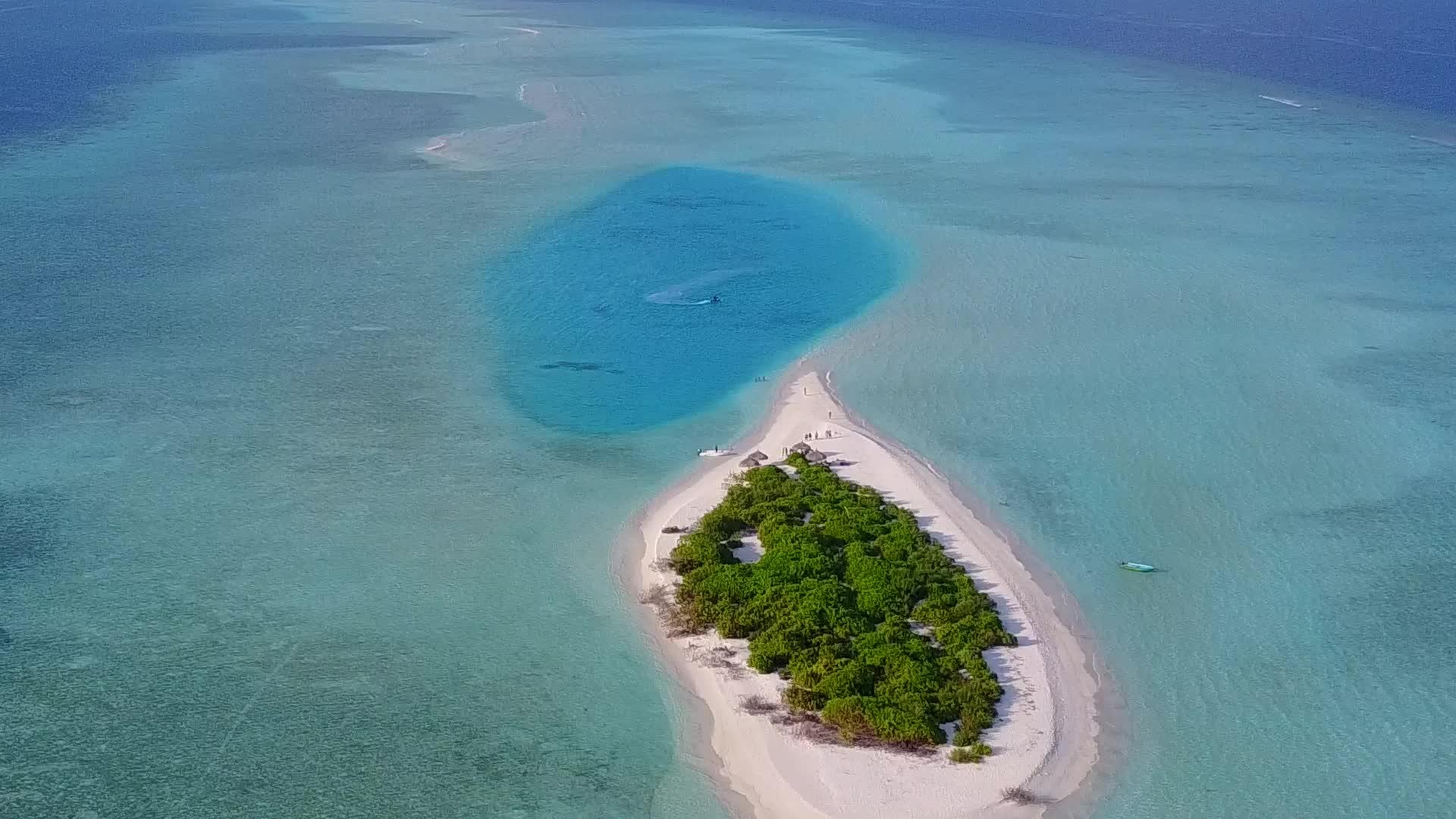 白沙背景蓝海热带海滨海滩旅中无人机海景视频的预览图