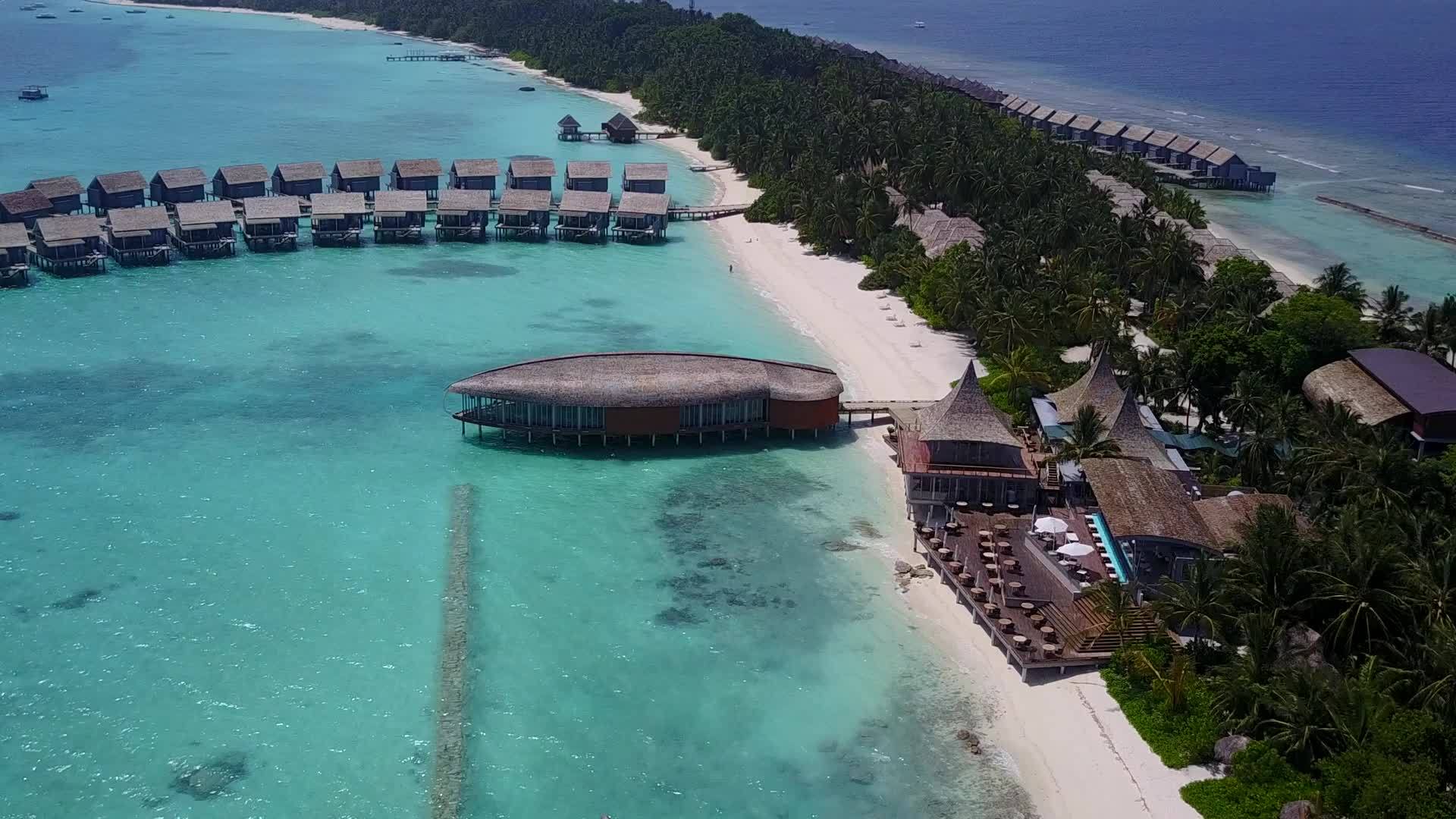 蓝色环礁湖和清洁海滩背景的美丽海湾海滩度假自然无人驾驶视频的预览图