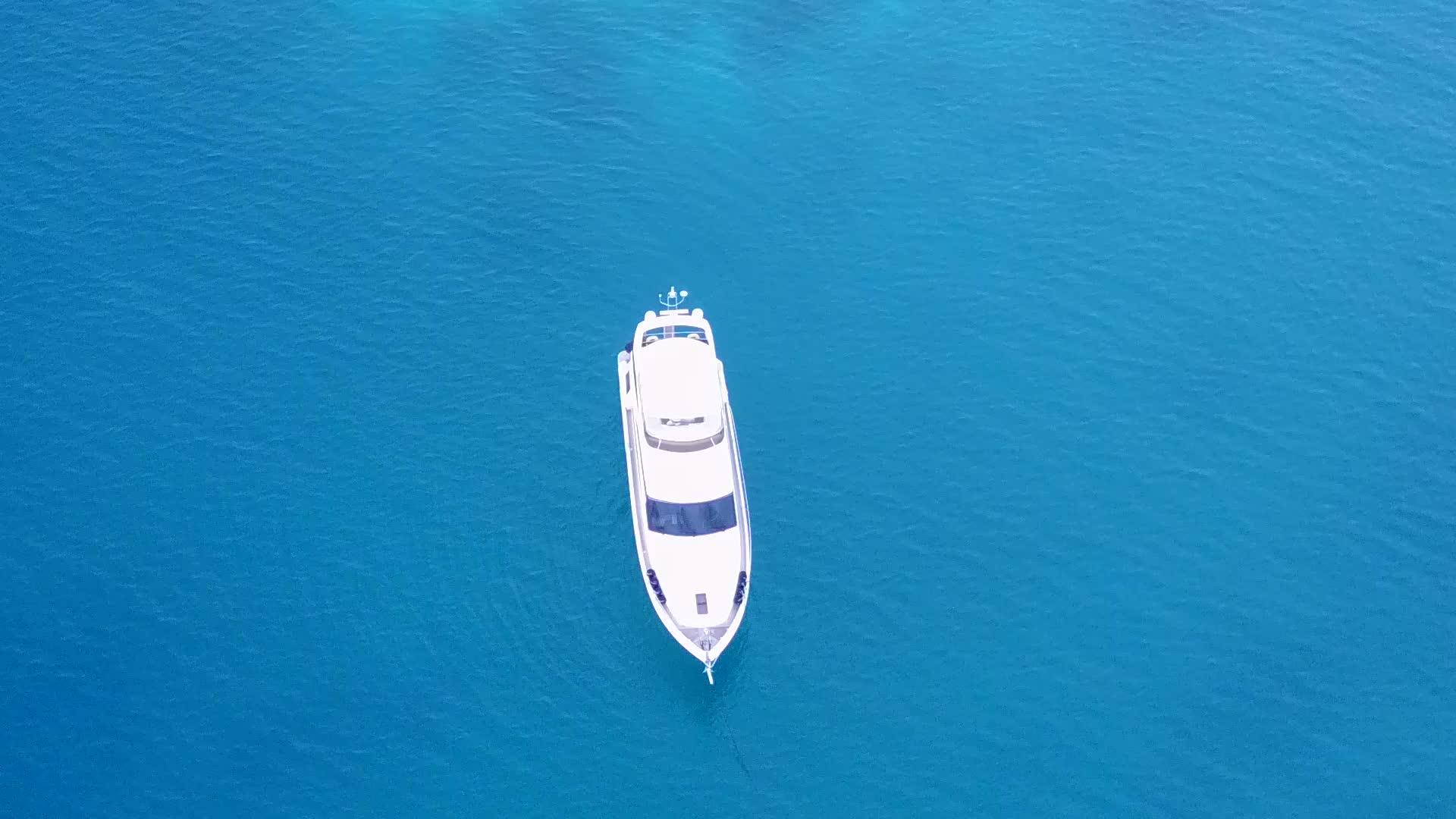在蓝海和白沙的背景下完美的海岸海滩度假无人机天空视频的预览图