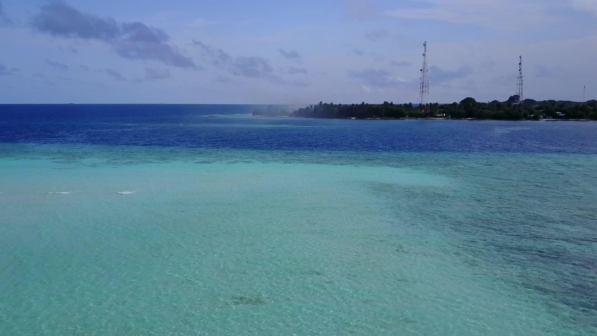 海洋旅游游客在海滩时间空中无人驾驶飞机旅行蓝海和白色视频的预览图