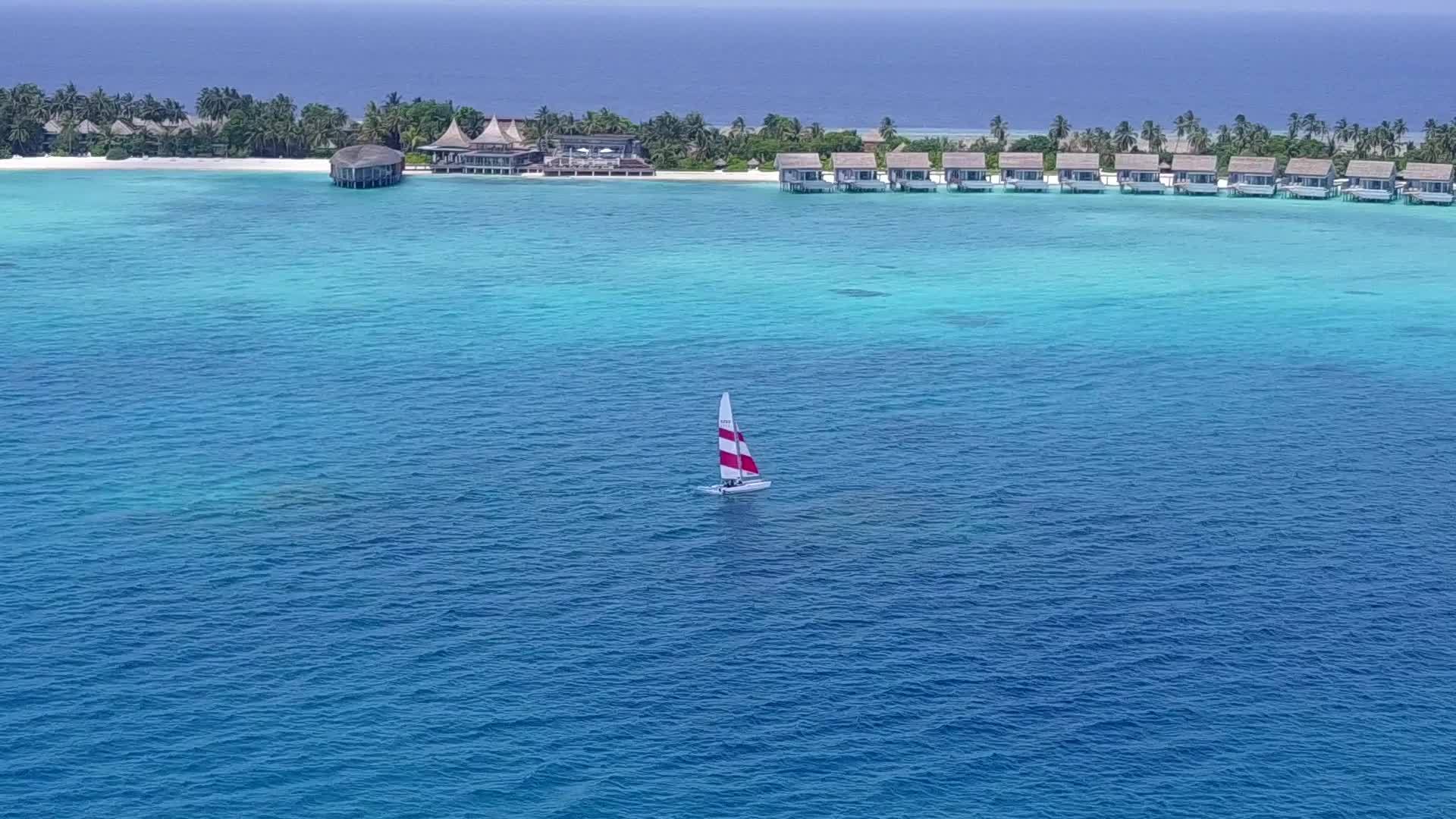 清海和白色海滩的背景是在热带海岸海滩上航行视频的预览图