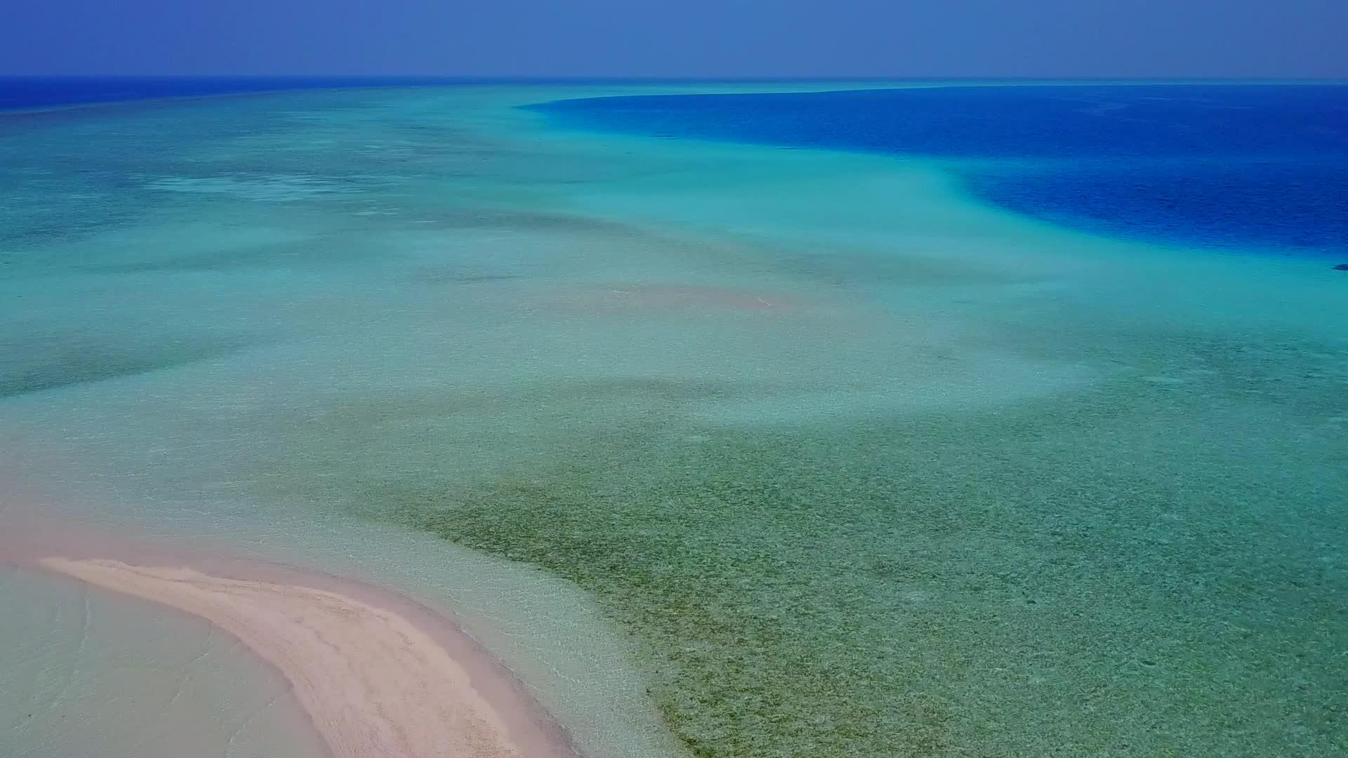 浅水和白沙背景下的异国海湾海滩生活方式视频的预览图