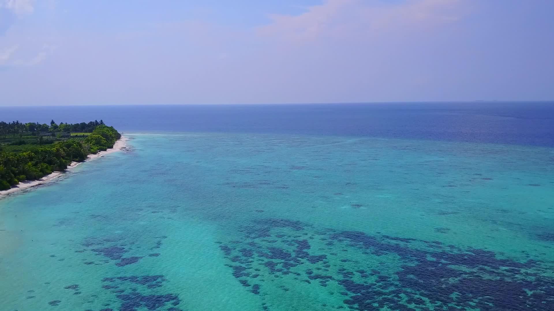 白沙背景透明放松海岸海滩之旅视频的预览图