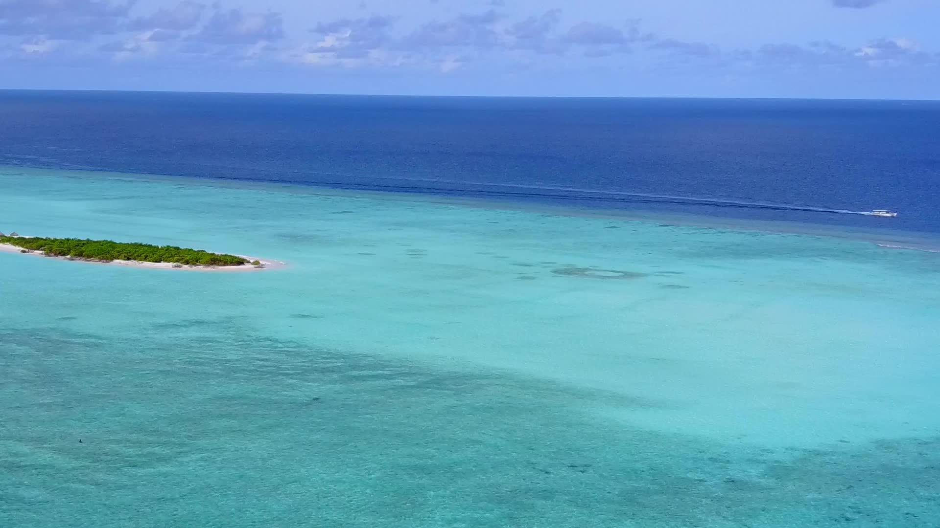 热带海岸线海滩旅行无人驾驶飞机通过蓝海有白沙背景视频的预览图