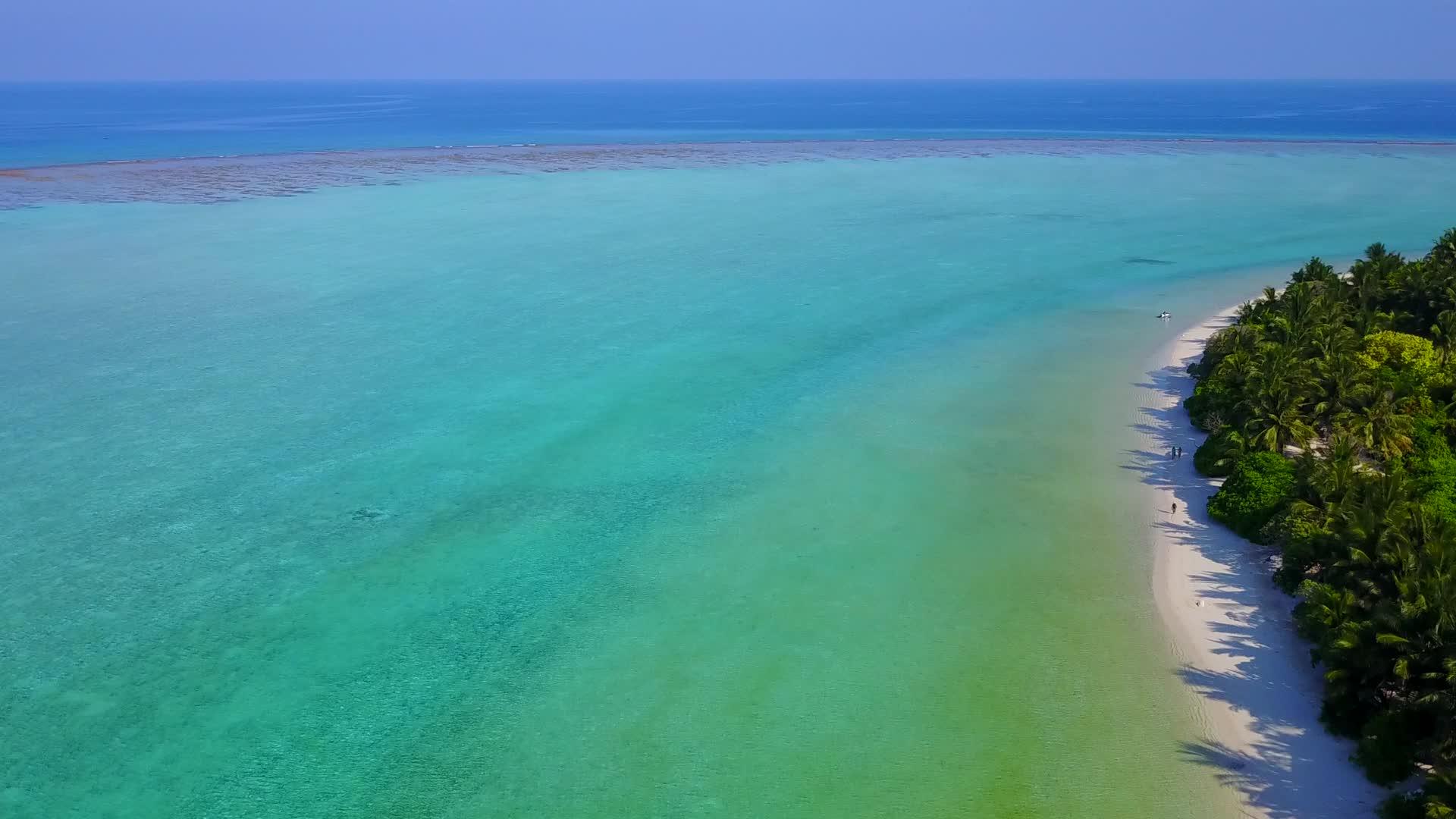 海洋海岸海滩度假的空中无人机海景由蓝绿色海洋和明亮的沙质组成视频的预览图