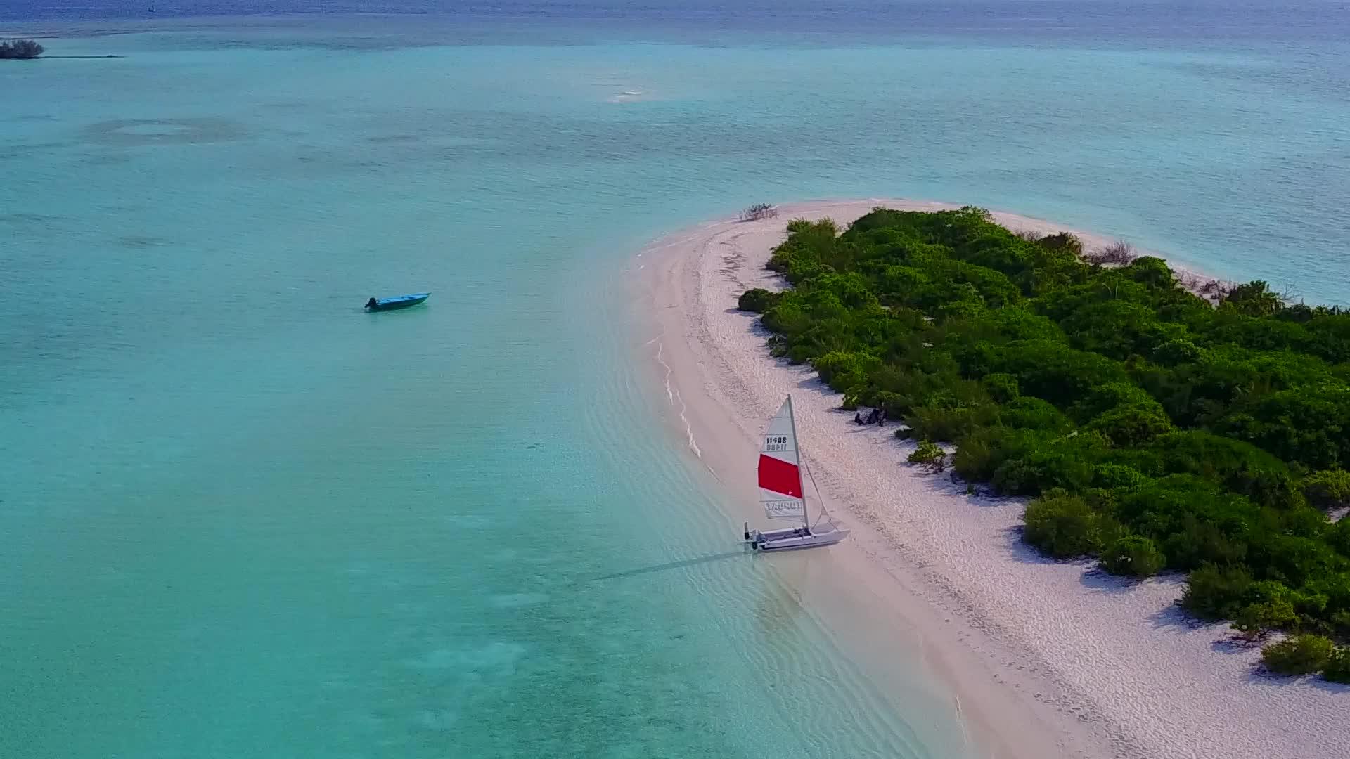 水蓝色无人机在白沙背景下观赏完美度假海滩时间视频的预览图