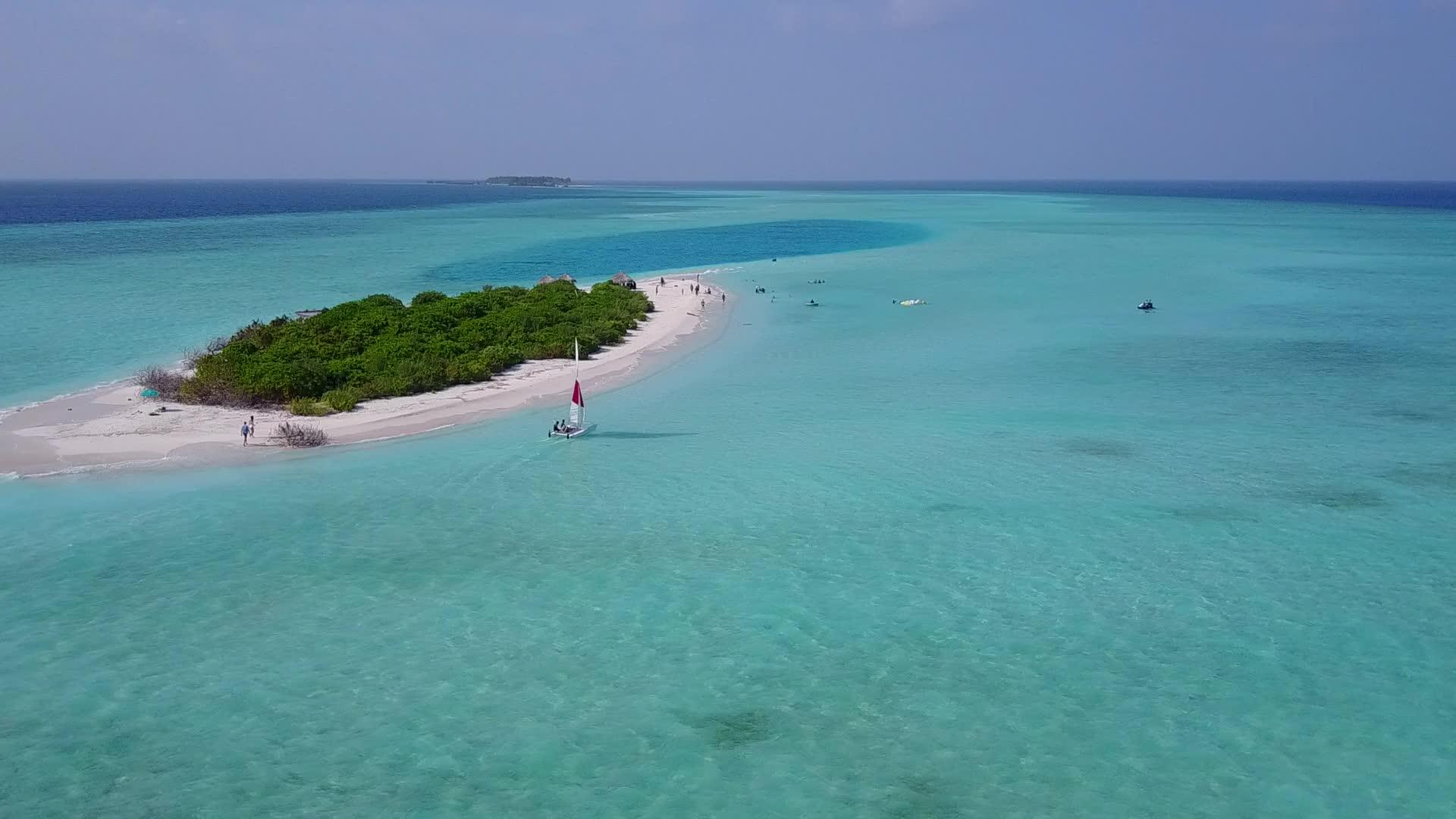 天堂泻湖海滩生活方式由白沙底的绿松石环礁湖组成视频的预览图