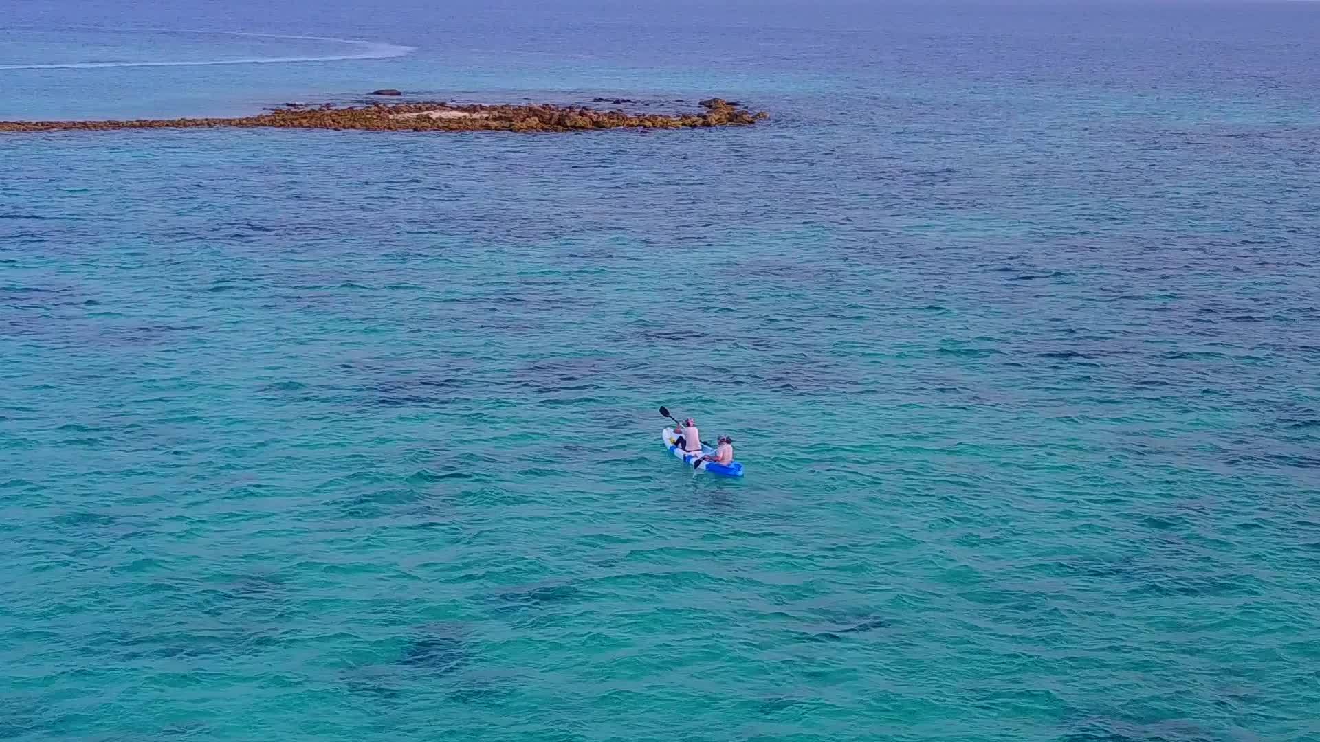 蓝色的水和白色的沙滩底部蓝色的水是安静的海岸线海滩假日空中无人驾驶视频的预览图