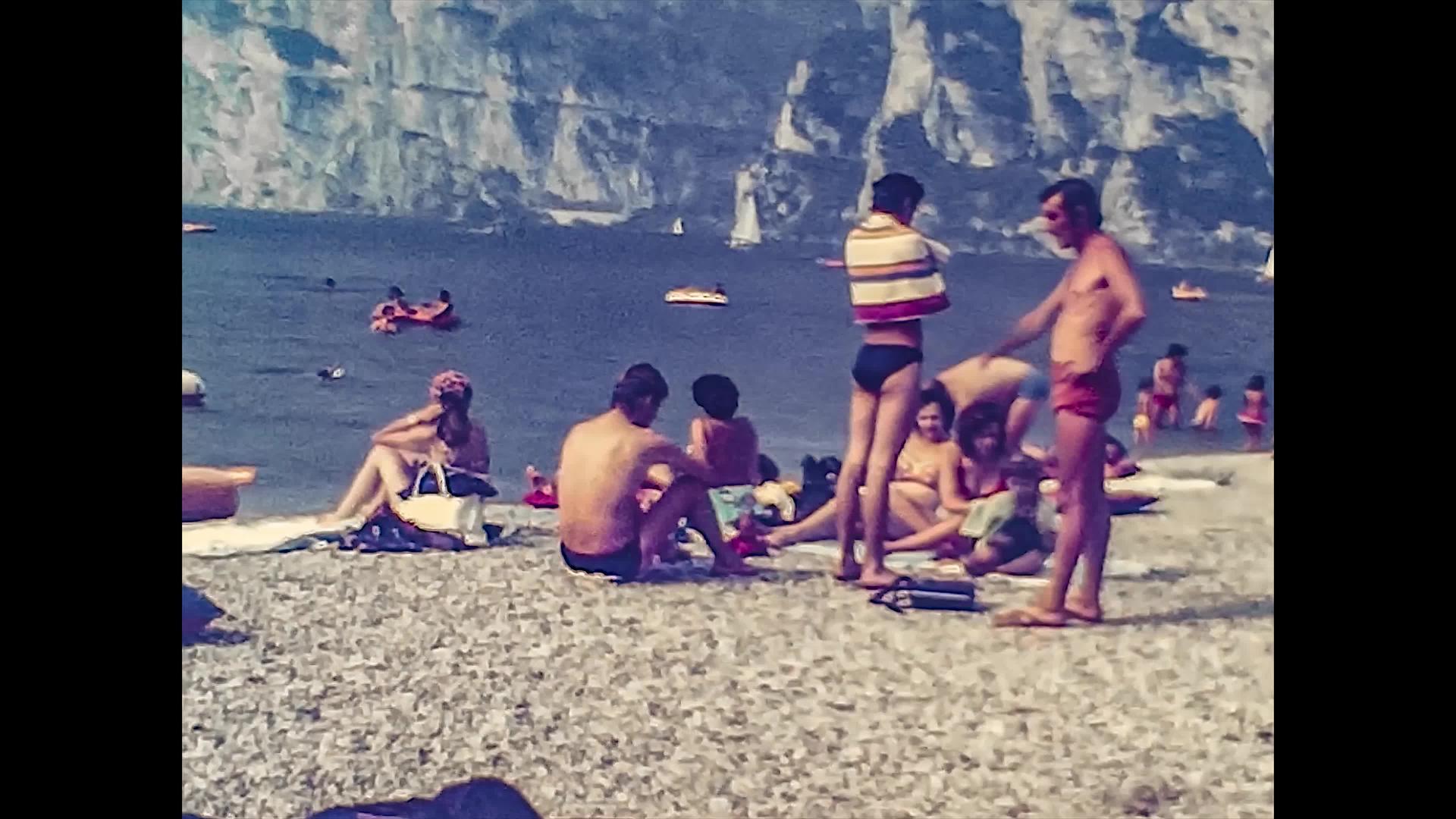 1976年的RivadelGarda海滩上的人视频的预览图