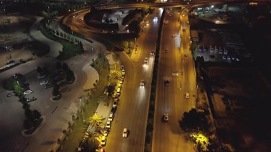 晚上在明亮的高速公路和桥上开车视频的预览图