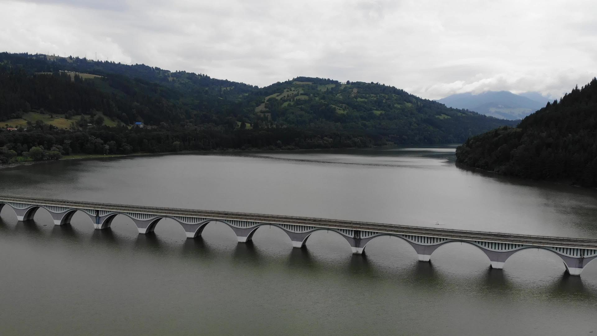 在罗马尼亚的比卡兹山河大桥上飞行视频的预览图
