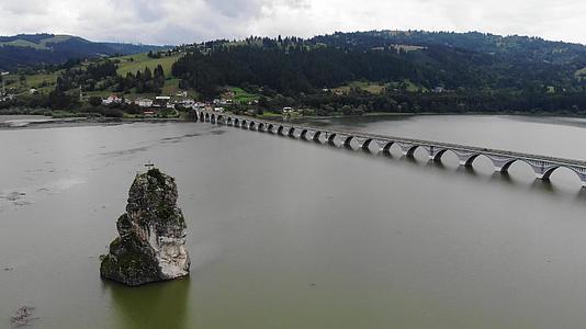 山谷比卡兹河和恶魔之石上的一座桥的空中视图视频的预览图