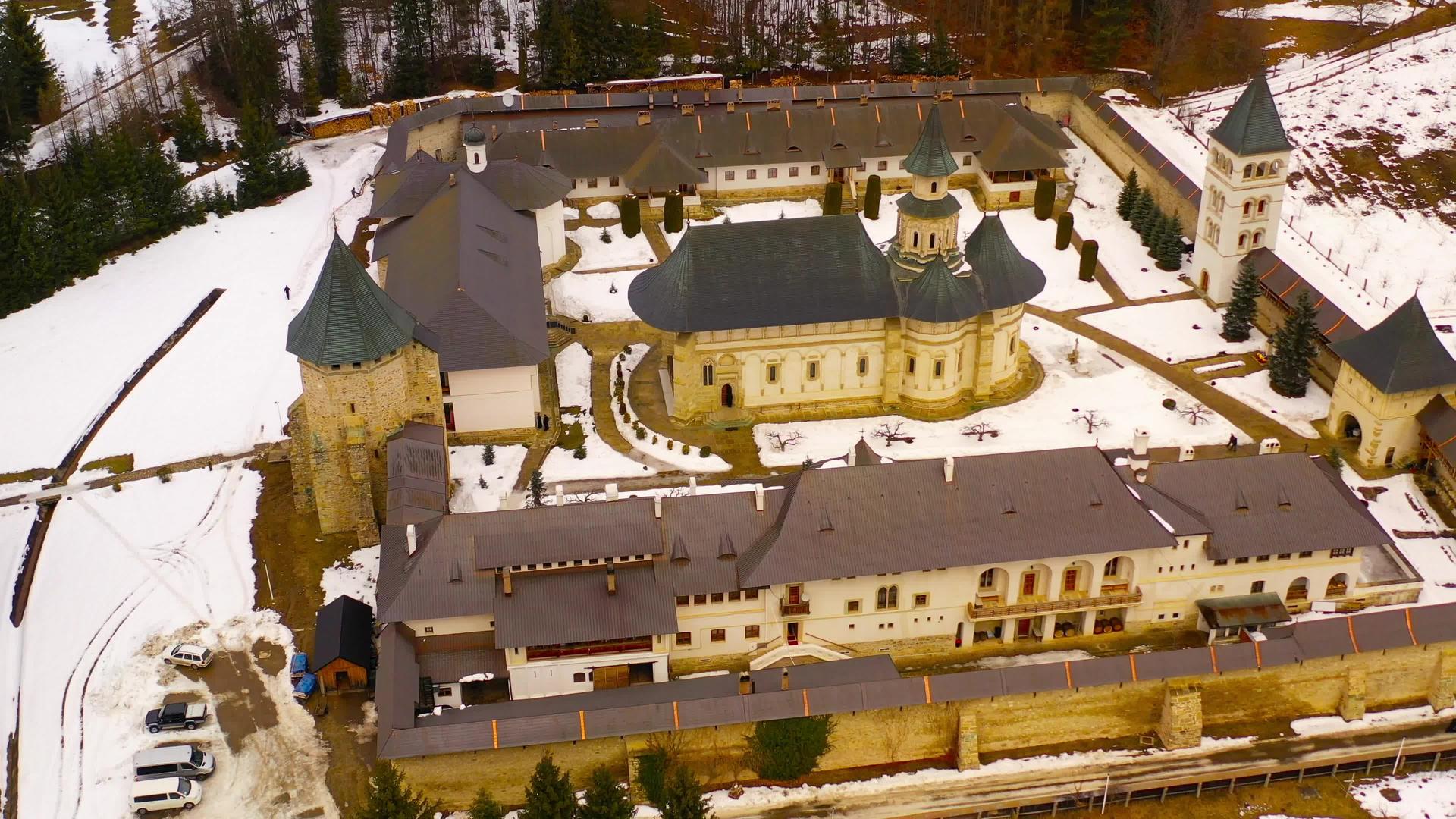 无人机在普特纳修道院上空飞行罗马尼亚修道院是最重要的视频的预览图