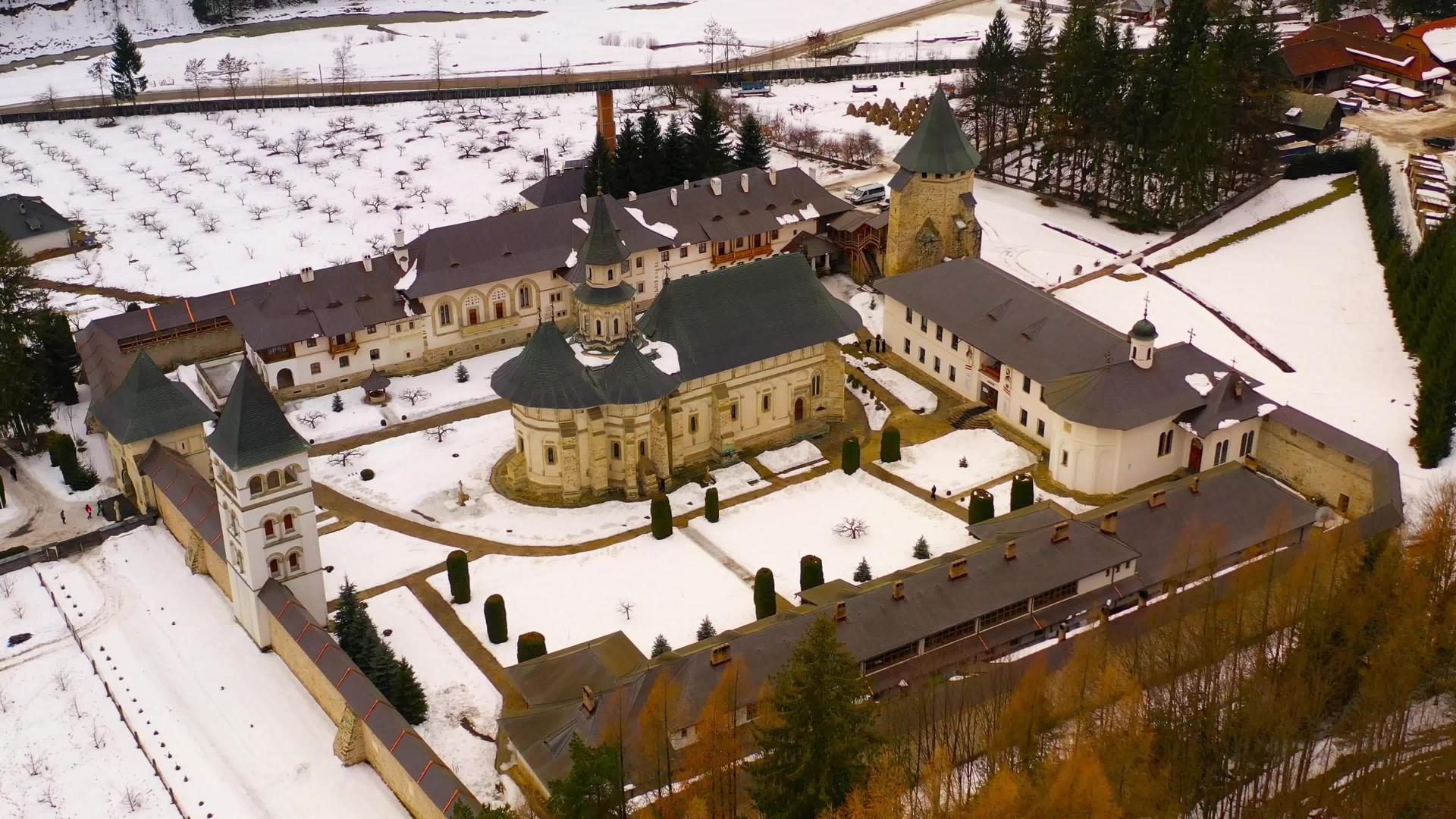 普特纳中世纪东正教修道院最重要的鸟瞰图视频的预览图
