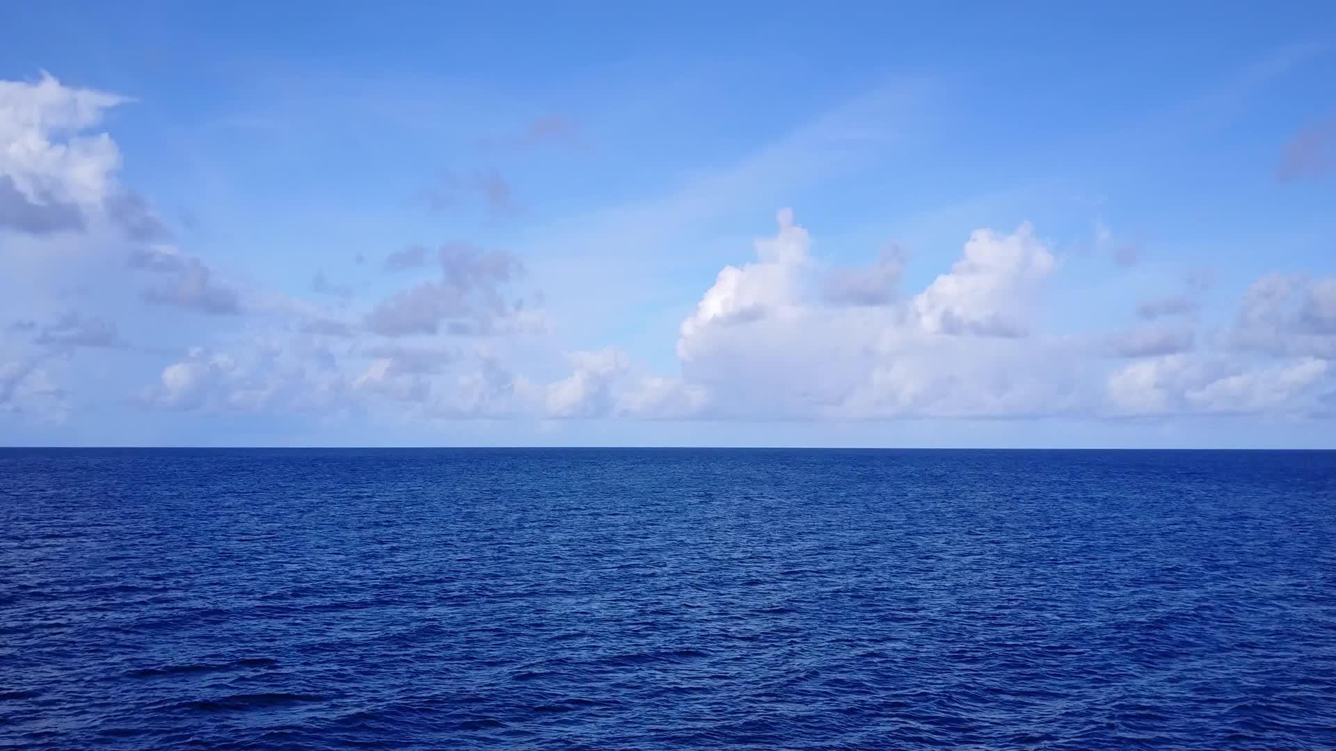 以蓝绿水和白沙土为背景的蓝绿水用于观光旅游视频的预览图