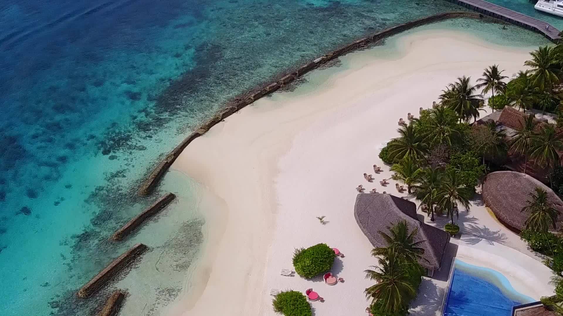 蓝海和白色海滩背景的海洋岛屿海滩假日空中无人驾驶飞机视频的预览图