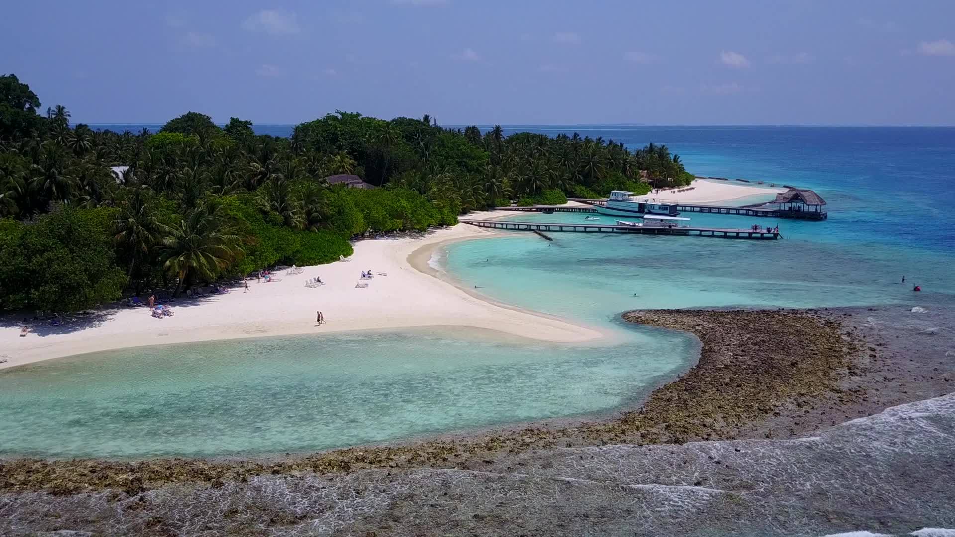 以白色海滩背景的蓝色水域为例欣赏美丽的海岸海滩越野旅行视频的预览图