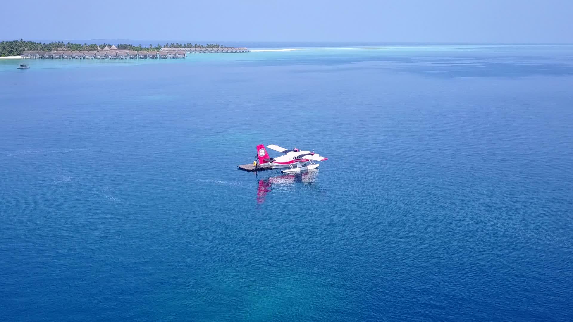 完美的海岸海滩冒险由绿色海洋和浅沙组成组成的无人空中飞行视频的预览图