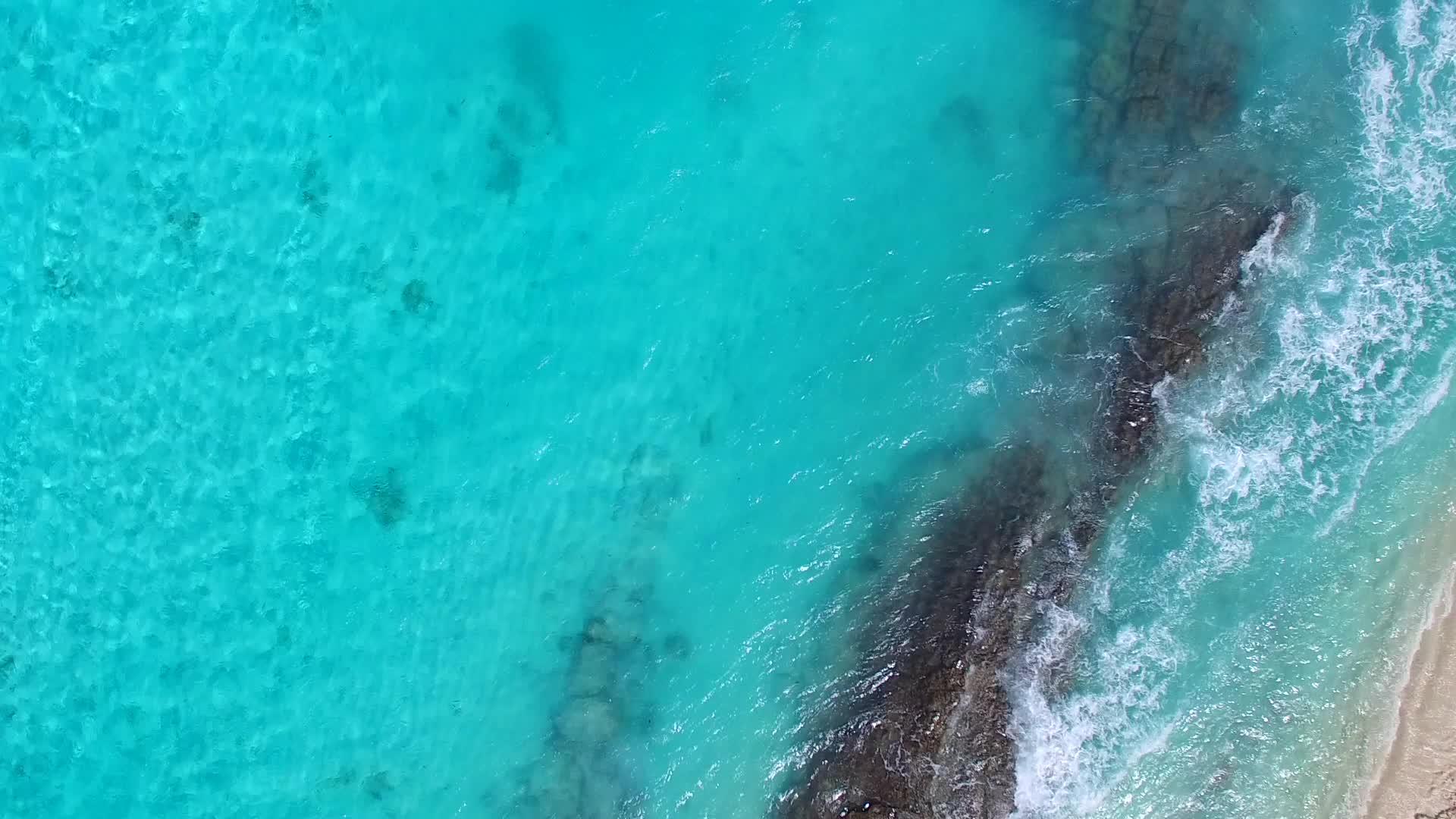 在透明海洋和白色海滩的背景下放松海滩之旅的无人机摘要视频的预览图