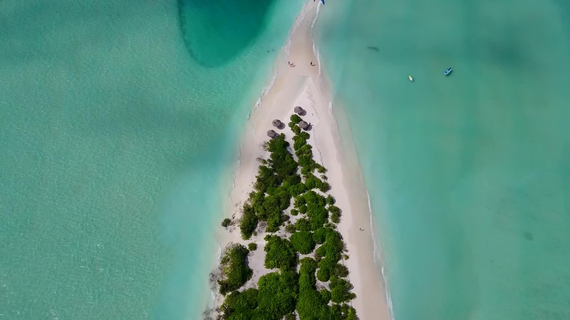 在透明的泻湖和白沙的背景下田园诗般的旅游海滩在空中航行视频的预览图