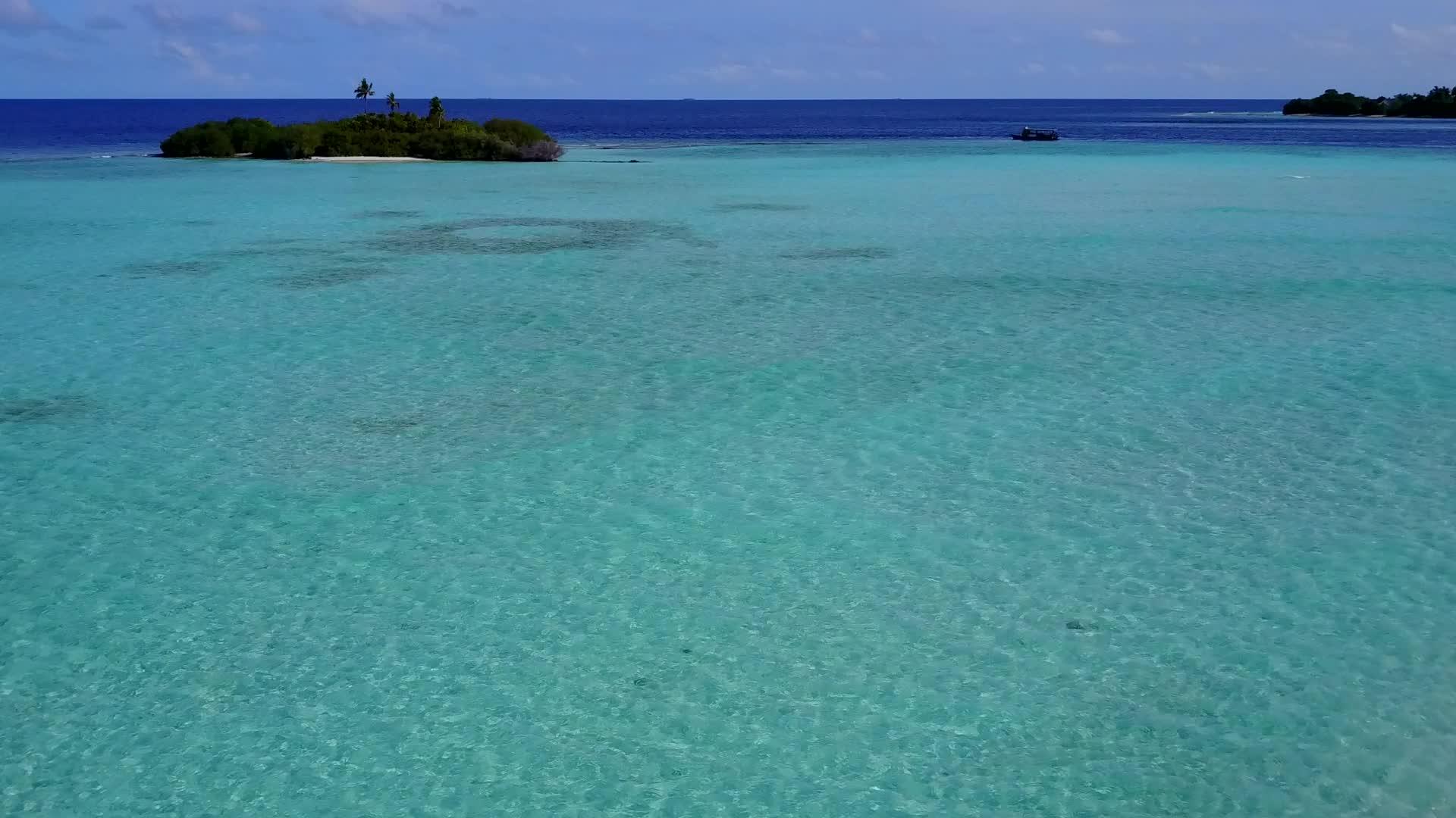 蓝海和白沙底蓝海的环礁湖海滩风景视频的预览图