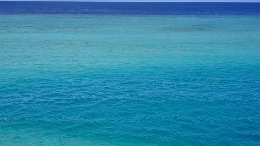 热带度假胜地海滩度假村空气采摘蓝绿水有白沙视频的预览图