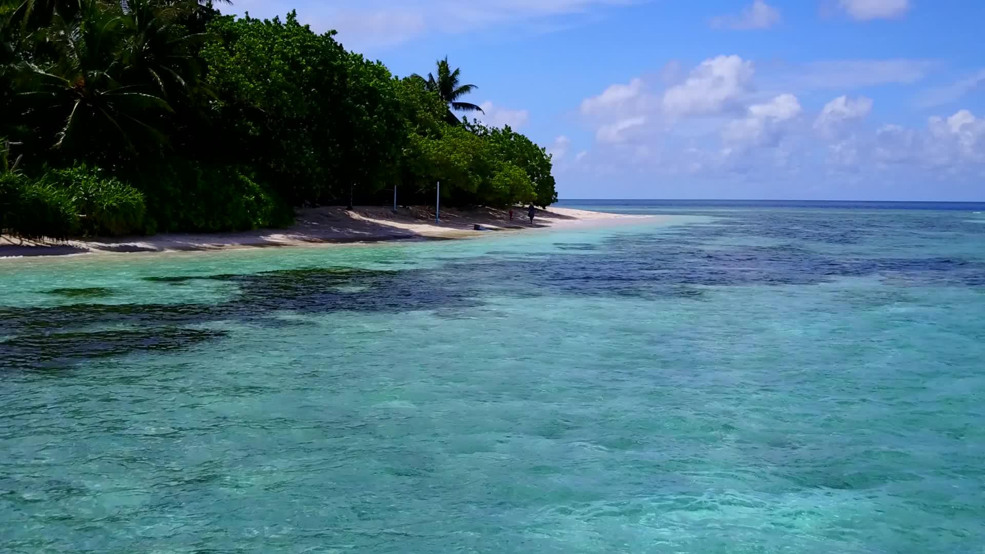 白沙背景蓝绿色海洋田园诗般的旅游海滩冒险空中无人机视频的预览图