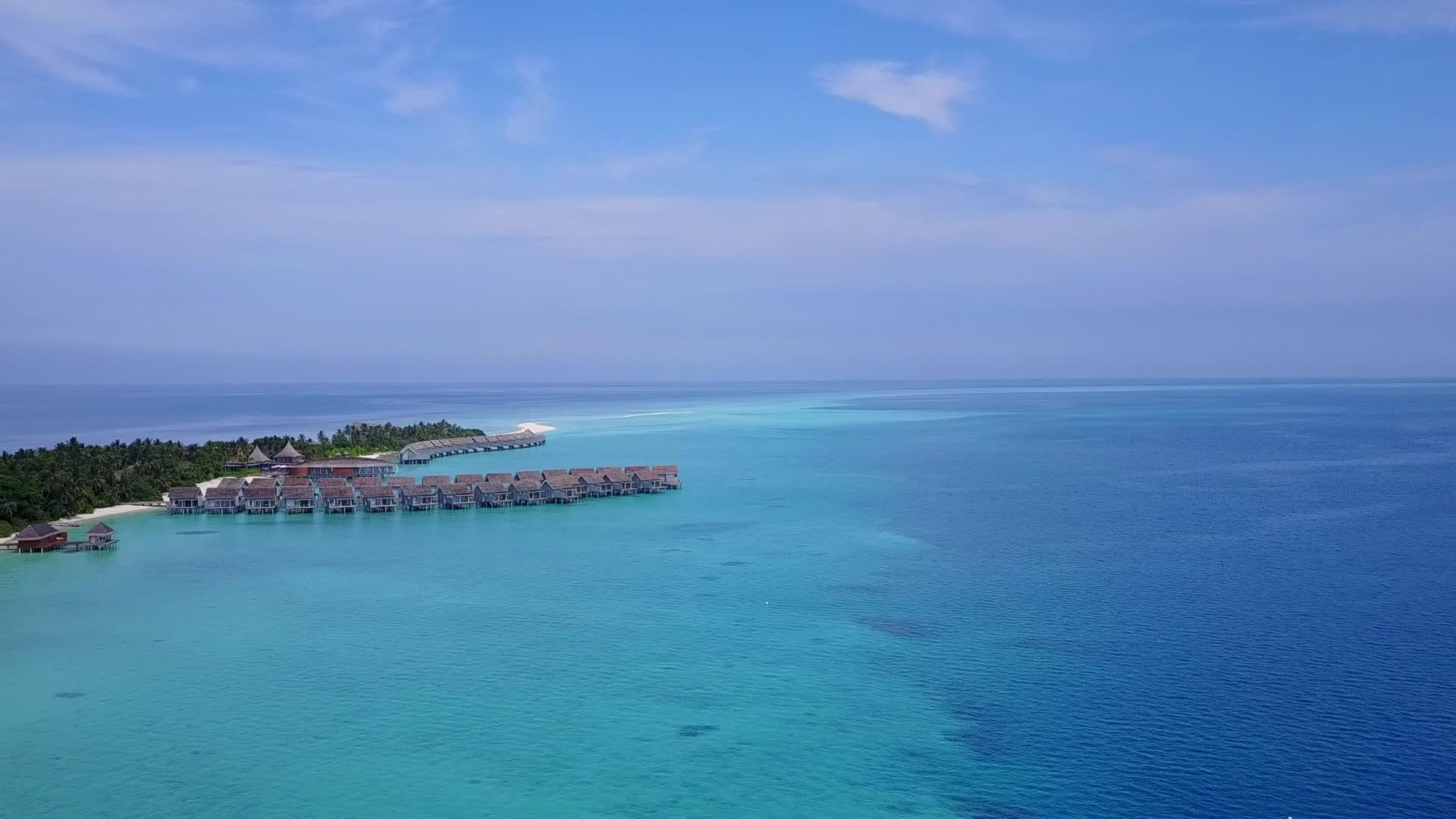 蓝色海光海岸探索以白色沙滩为背景从空中观看外国海洋视频的预览图