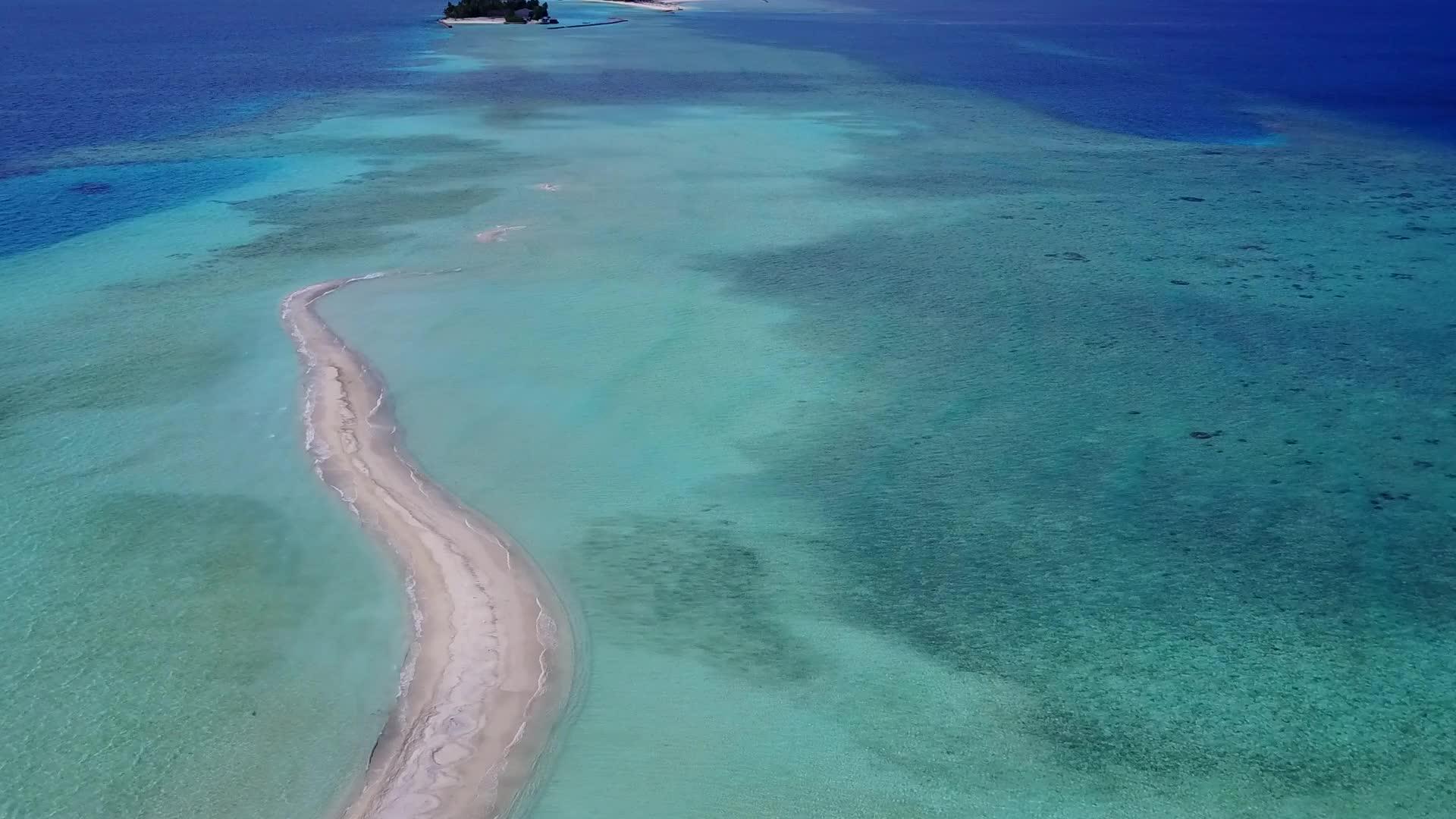 热带度假胜地海滩旅游背景为蓝色环礁湖和白色沙沙视频的预览图