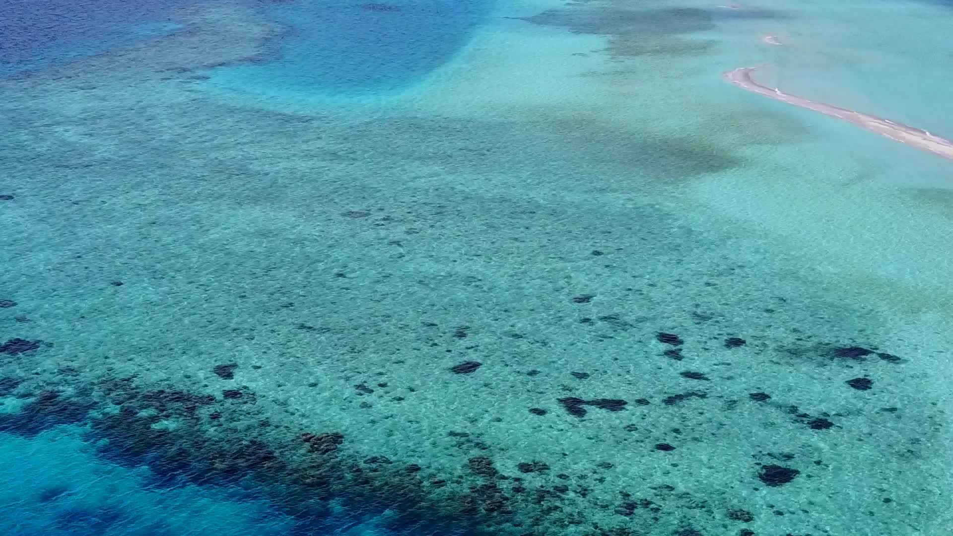 浅沙背景蓝海岛海滩冒险无人机空中旅游视频的预览图