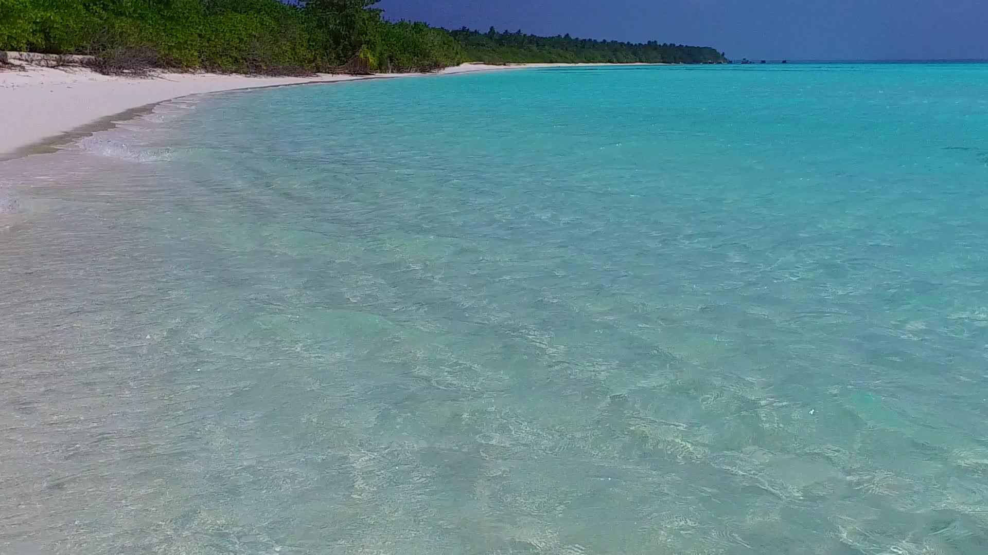 以浅海和白沙为背景的海滩冒险空中无人驾驶飞机视频的预览图