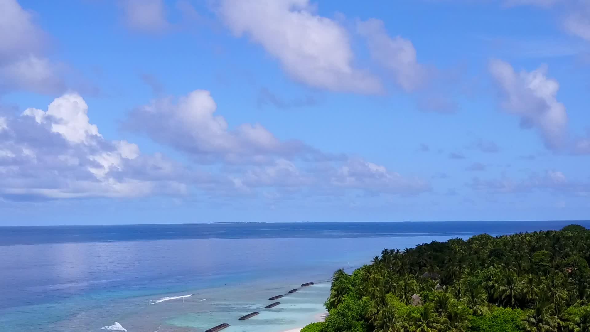 美丽的海岸海滩时间环礁湖清澈沙土背景明亮视频的预览图