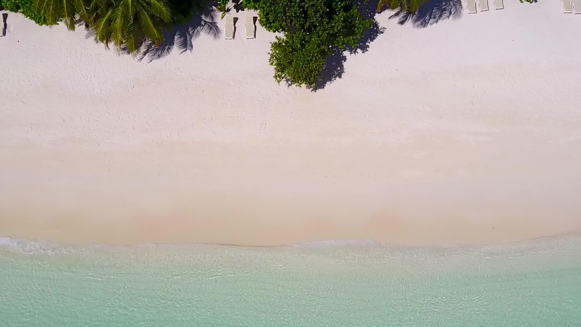 无人驾驶在海岸海滩时间使用透明的海面和浅沙背景视频的预览图