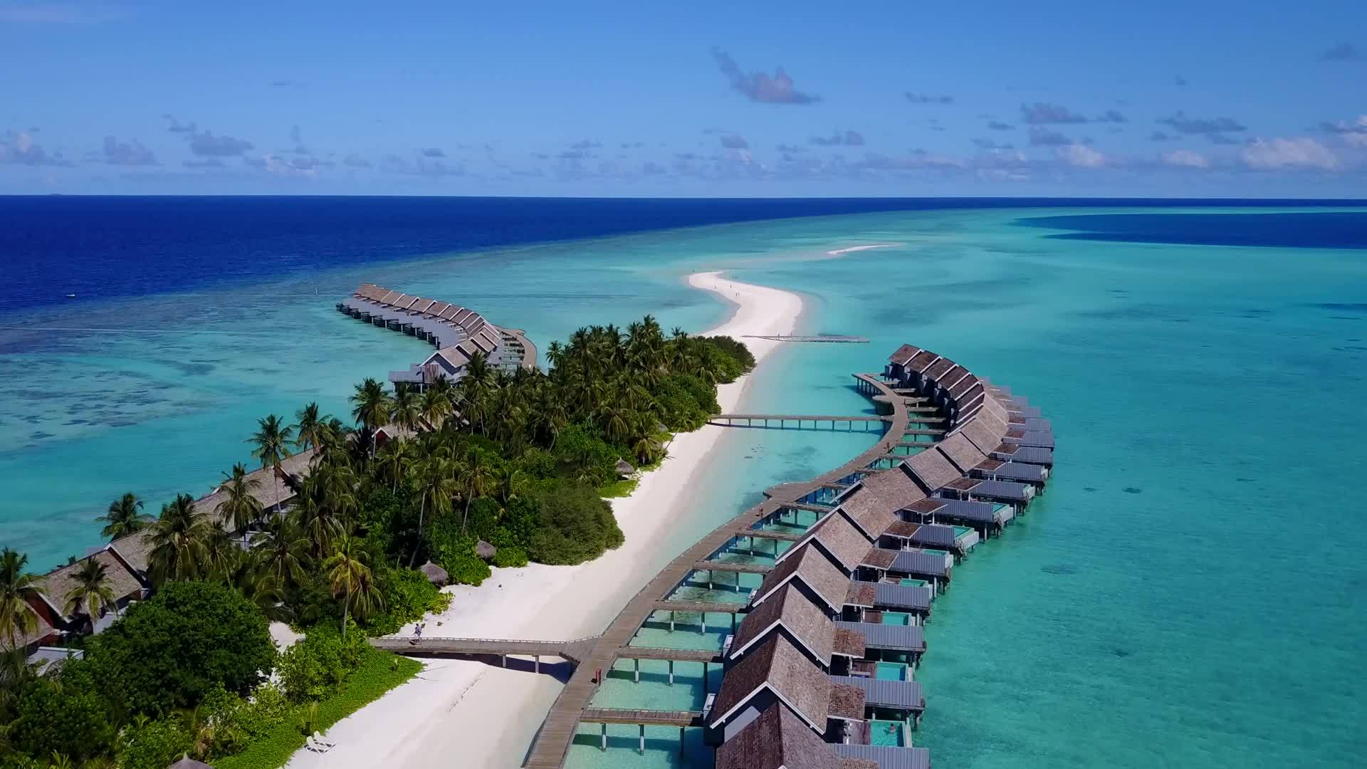 浅沙背景蓝海风蓝色岛屿海滩度假外国岛屿空中观赏视频的预览图