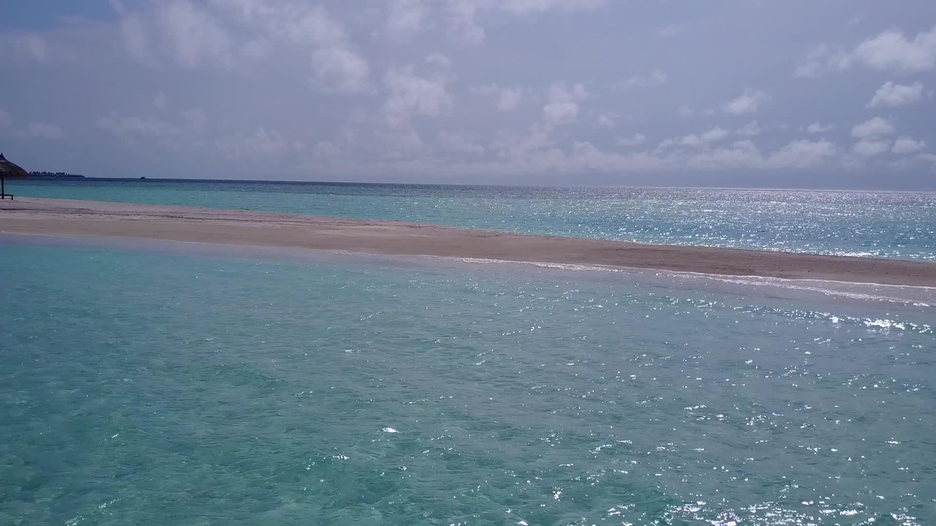 沿白沙底浅海行走视频的预览图