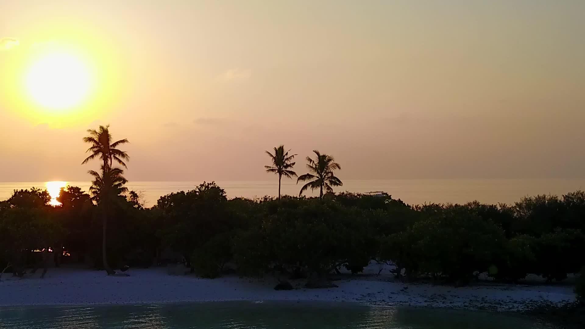 蓝绿海白沙背景田园诗般的旅游海滩之旅无人机空中景观视频的预览图